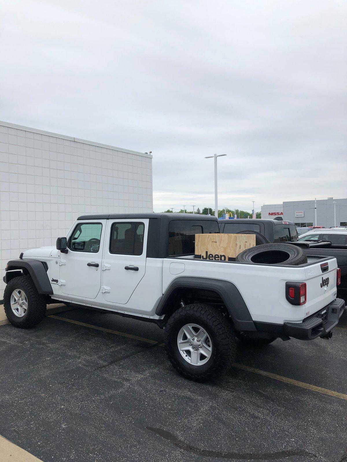 Jeep Gladiator BRIGHT WHITE Gladiator JT Club 58042476442--F0FF4EC6-70D1-4BEE-BBDE-1CBD4CC54392.JPG