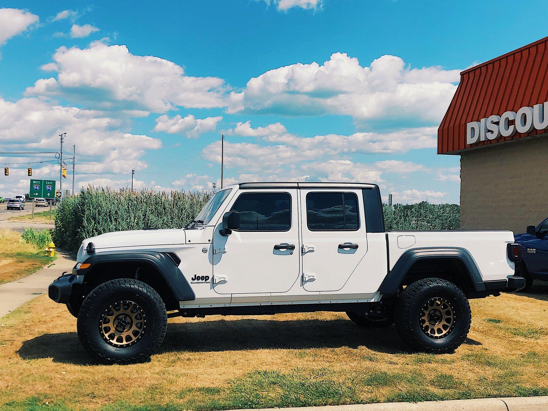 Jeep Gladiator BRIGHT WHITE Gladiator JT Club F1AFAC62-B639-4869-B86B-CC64BA3B3649.JPG