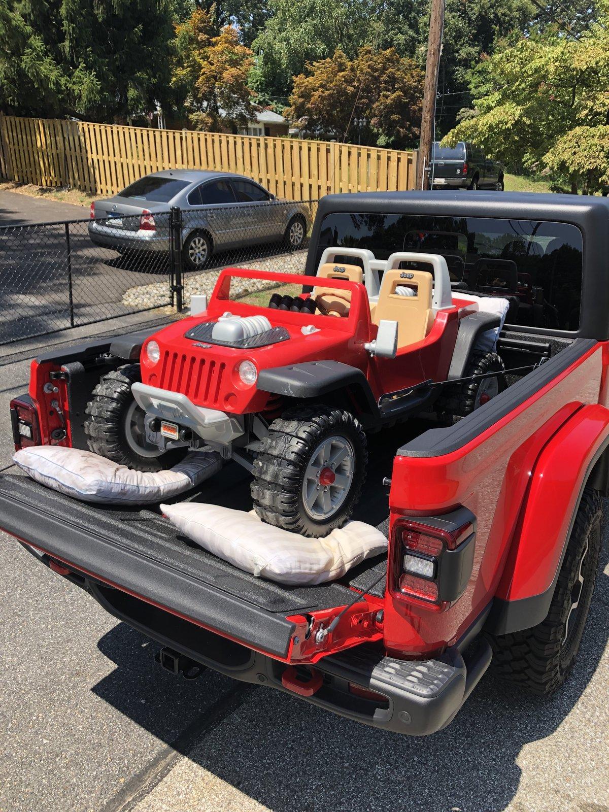 Jeep Gladiator Club car golf cart DOES fit in the bed of the Gladiator 86A59115-9423-498E-9E56-E4AE428D7705