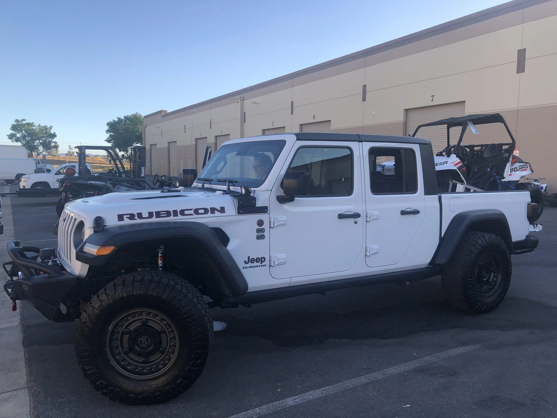 Jeep Gladiator Club car golf cart DOES fit in the bed of the Gladiator D40EACBC-D761-4E89-9150-63D69D836E96