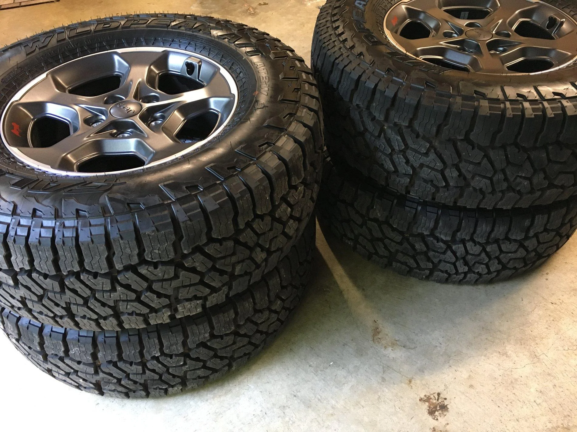 Jeep Gladiator Rubicon Wheels with AT tires and TPMS 0B67AE75-78C2-46D8-AF8F-EDB5E639E503