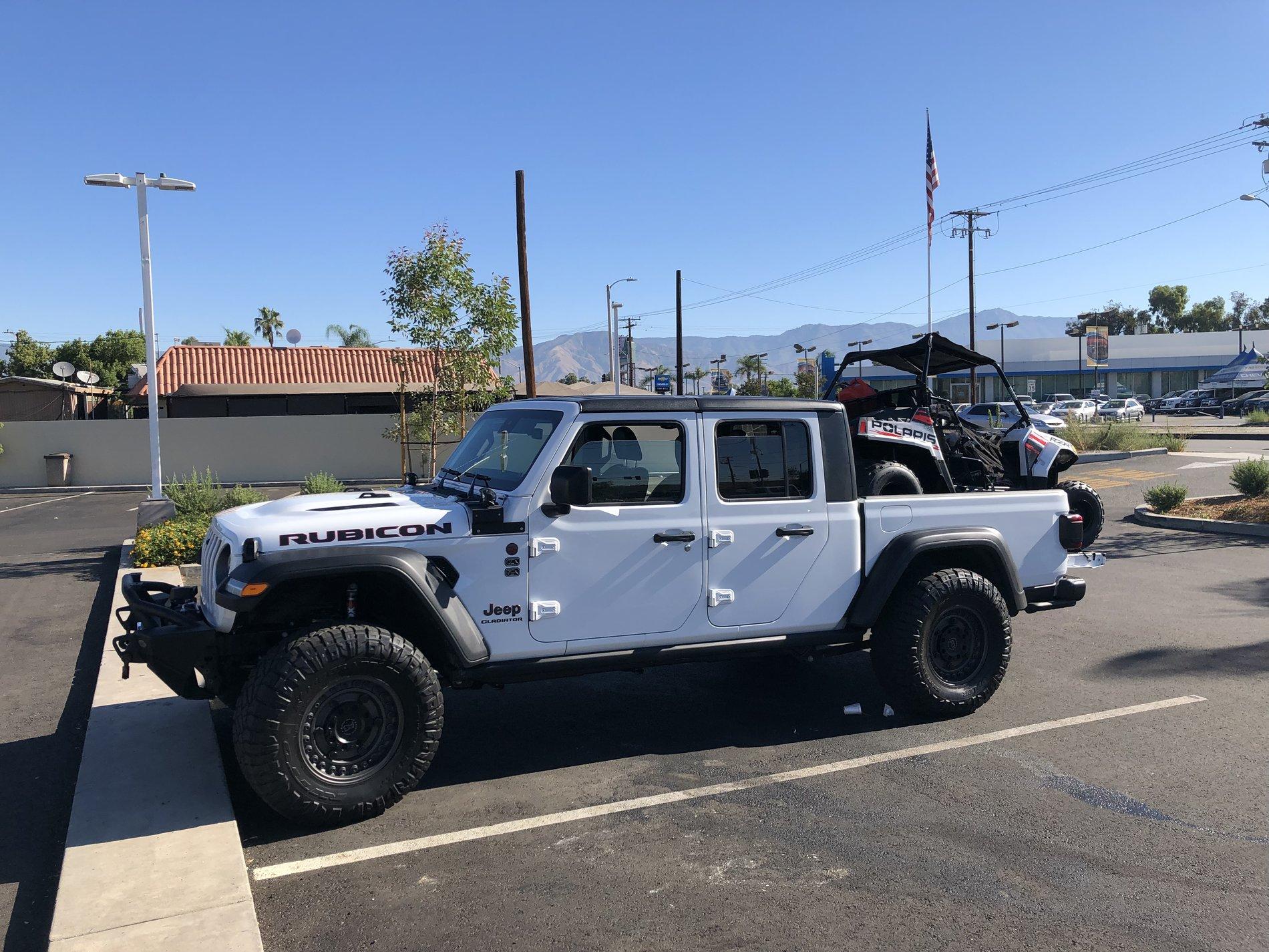 Jeep Gladiator Club car golf cart DOES fit in the bed of the Gladiator 975BB1D5-C970-4BC7-96FB-B11F808B5B58