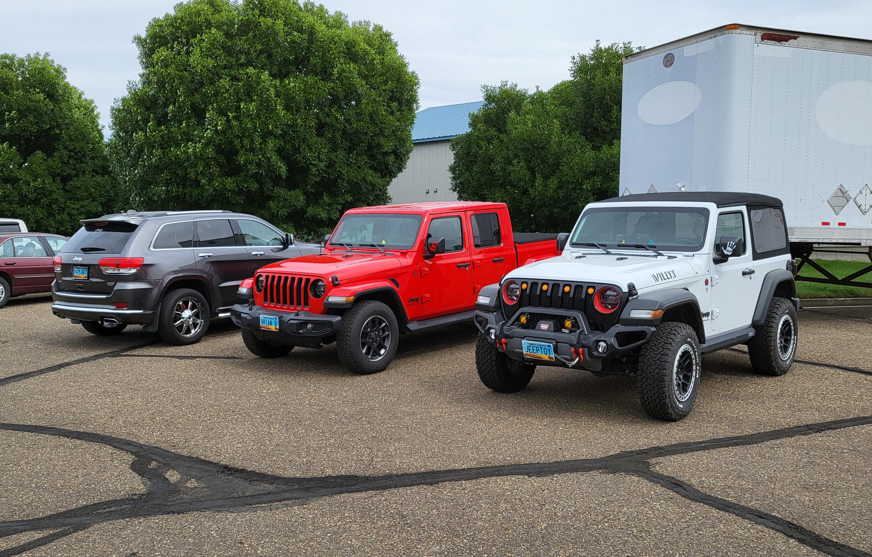 Jeep Gladiator Jeeps Parking Next To Jeeps JeepPark-Work
