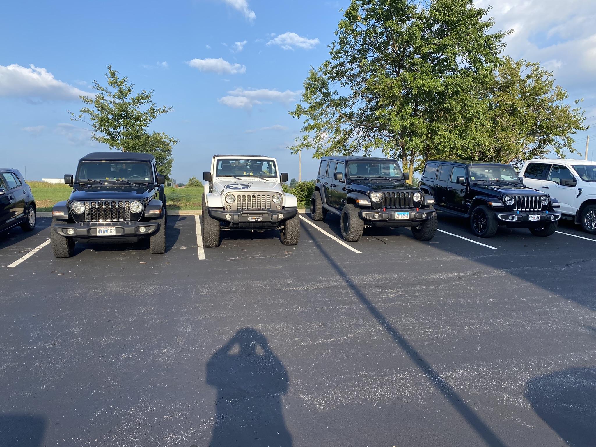 Jeep Gladiator Jeeps Parking Next To Jeeps 849B3738-F74A-4BC2-B6FD-A65C22B83770