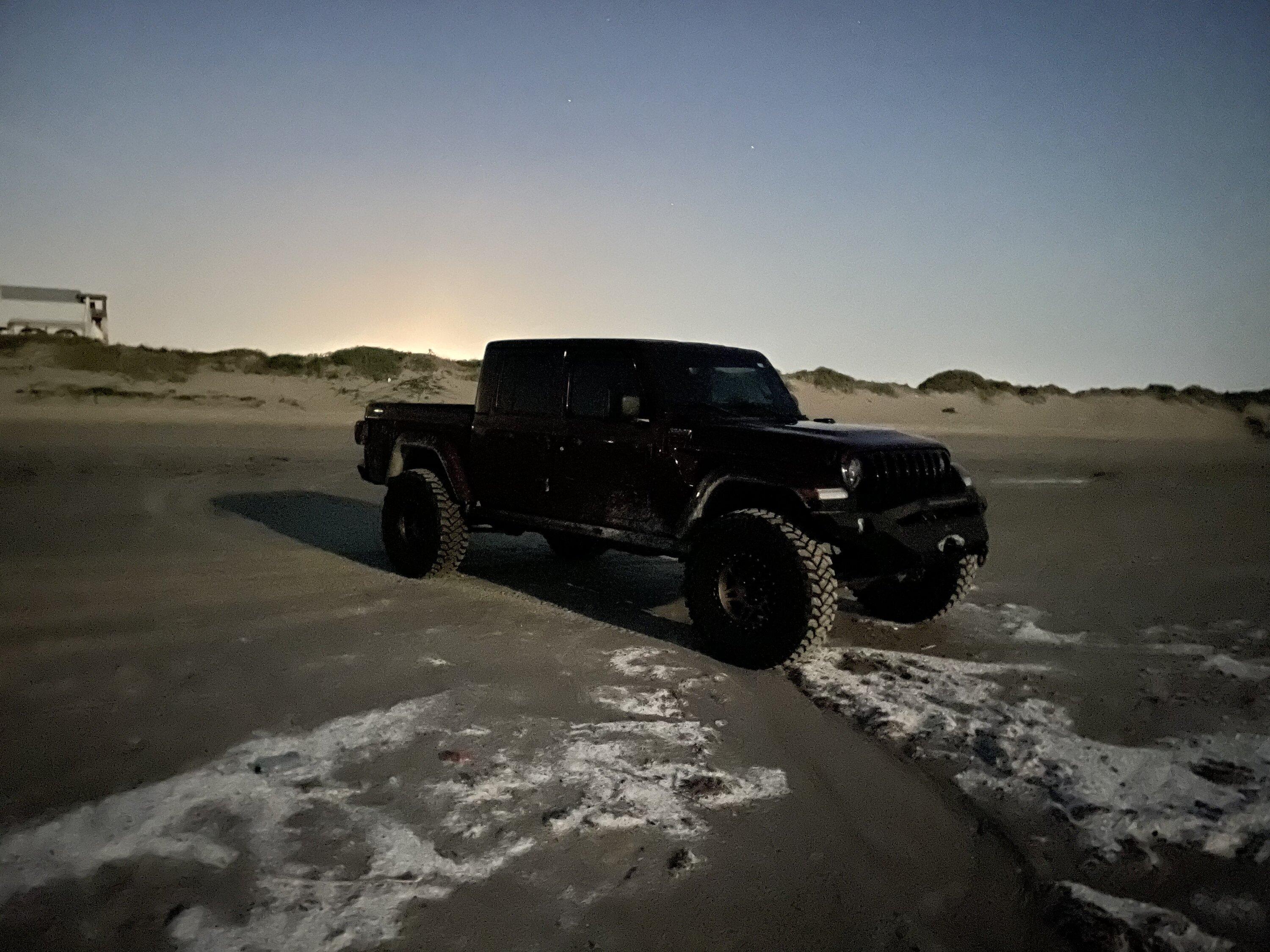 Jeep Gladiator Gladiator Glamour Shots 41C00CF1-3789-4E62-AA63-F333D785BBC8