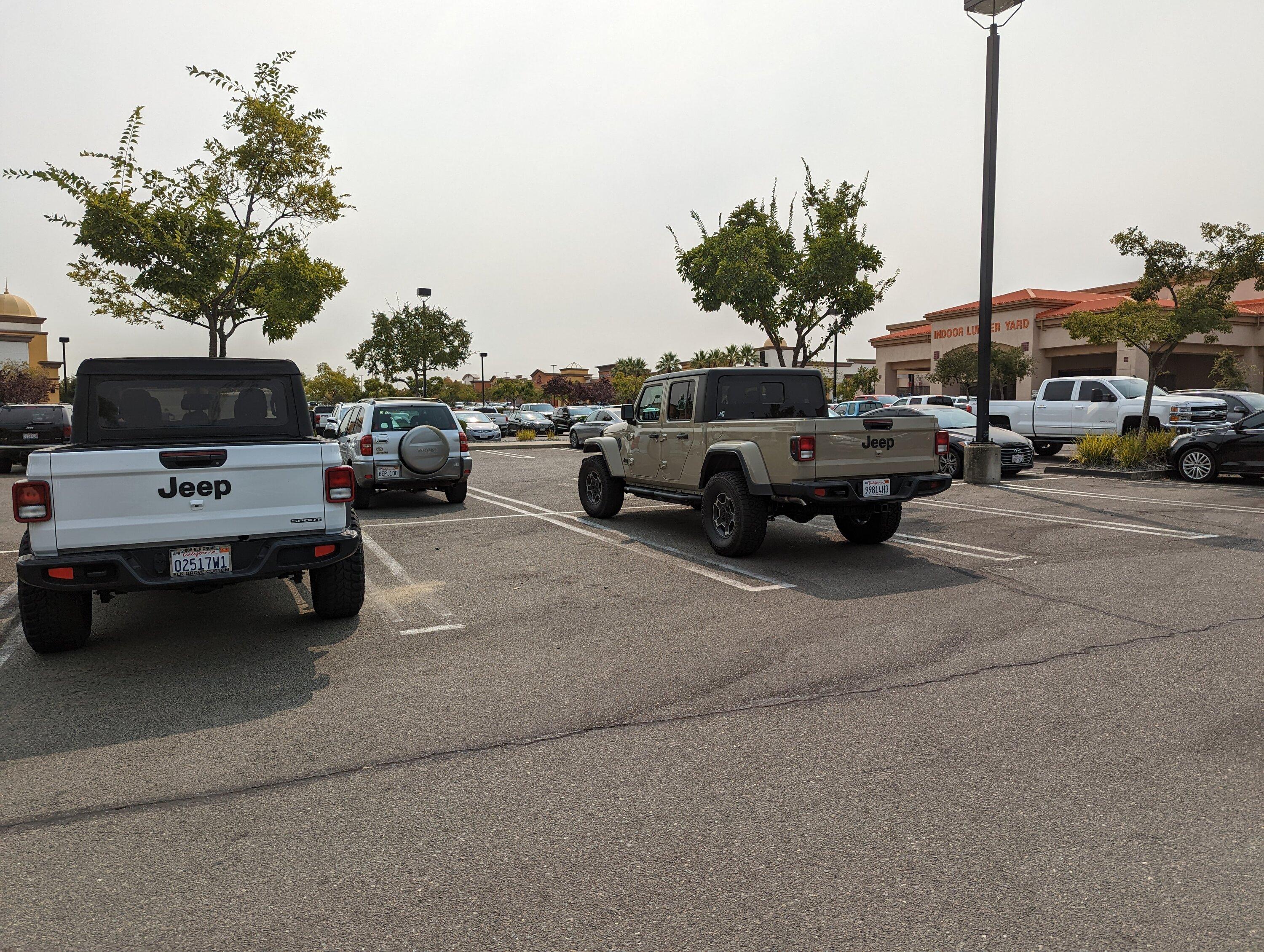 Jeep Gladiator Jeeps Parking Next To Jeeps PXL_20220910_184106588