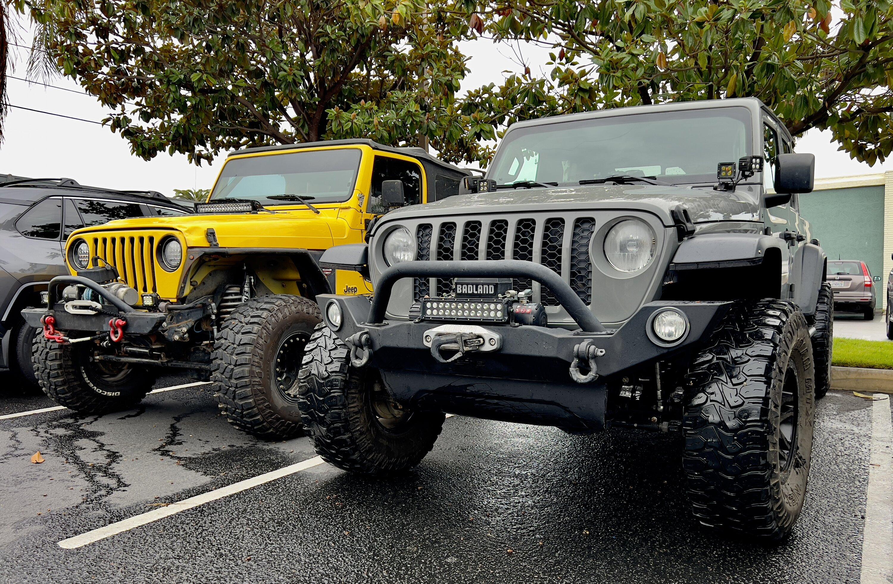 Jeep Gladiator Jeeps Parking Next To Jeeps 0B84F434-4C19-4B96-BF54-7F03A75B7941