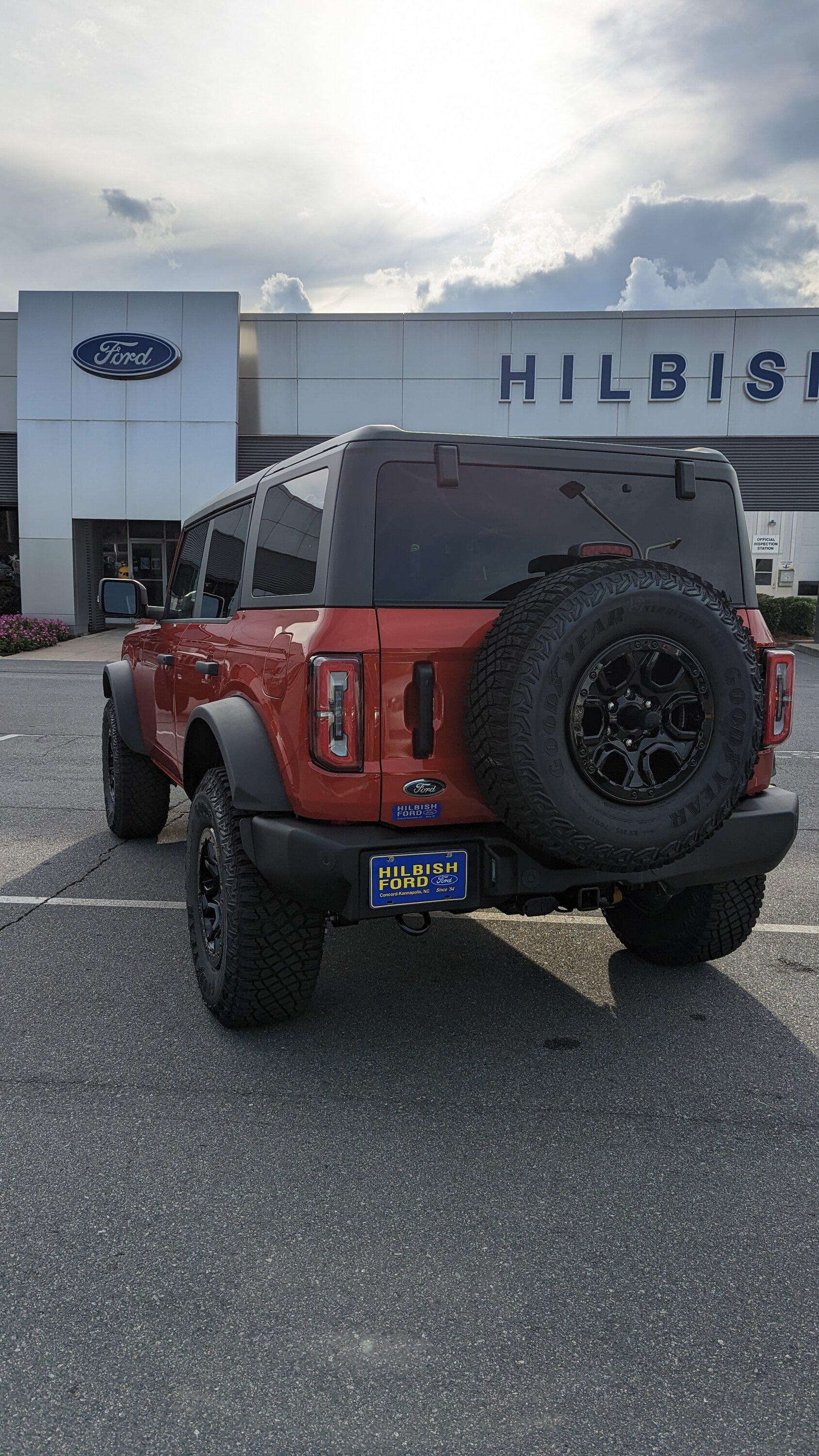Jeep Gladiator Parked close to a new Bronco today. PXL_20220911_214806584.MP