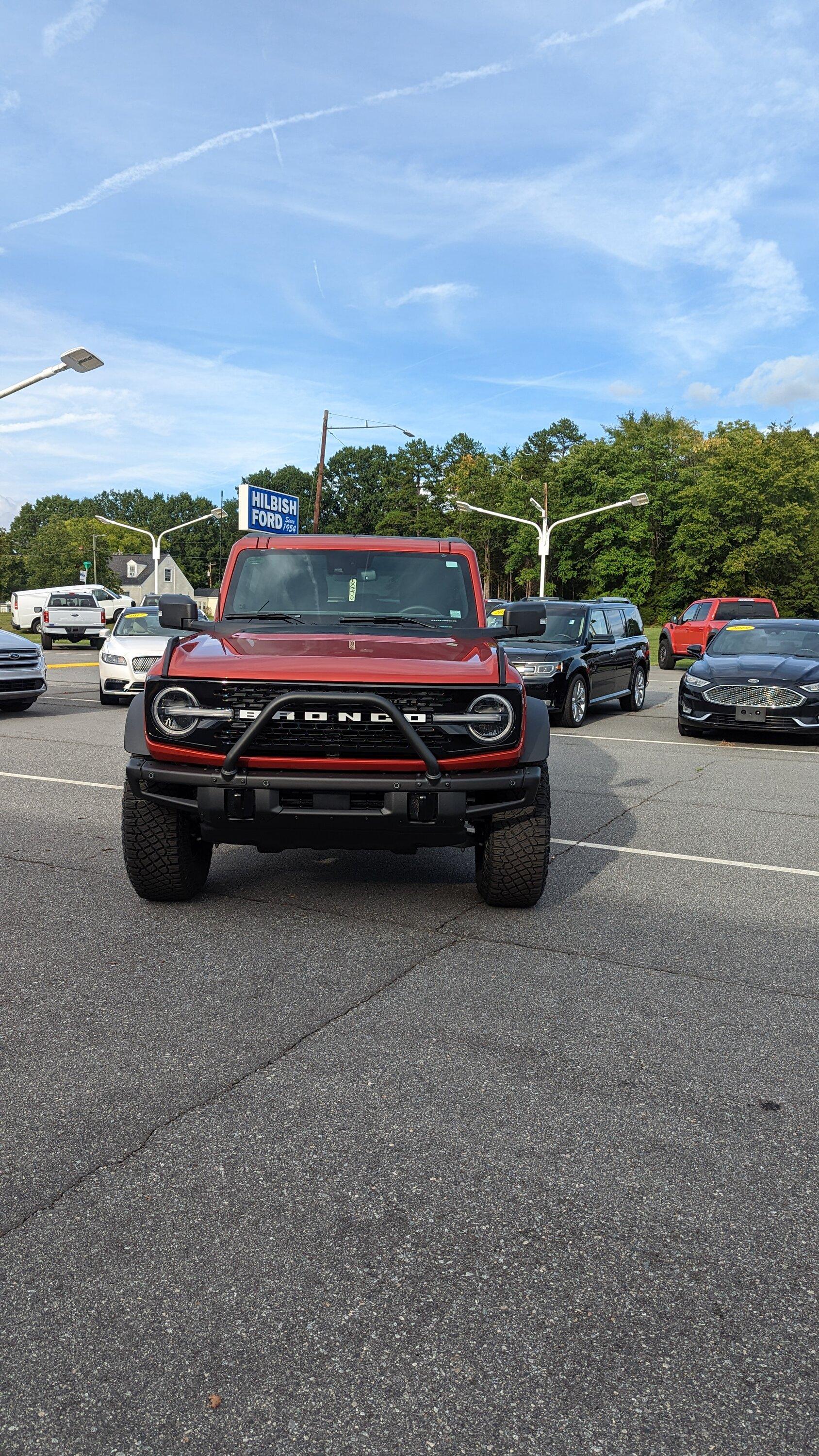 Jeep Gladiator Parked close to a new Bronco today. PXL_20220911_214846069.MP