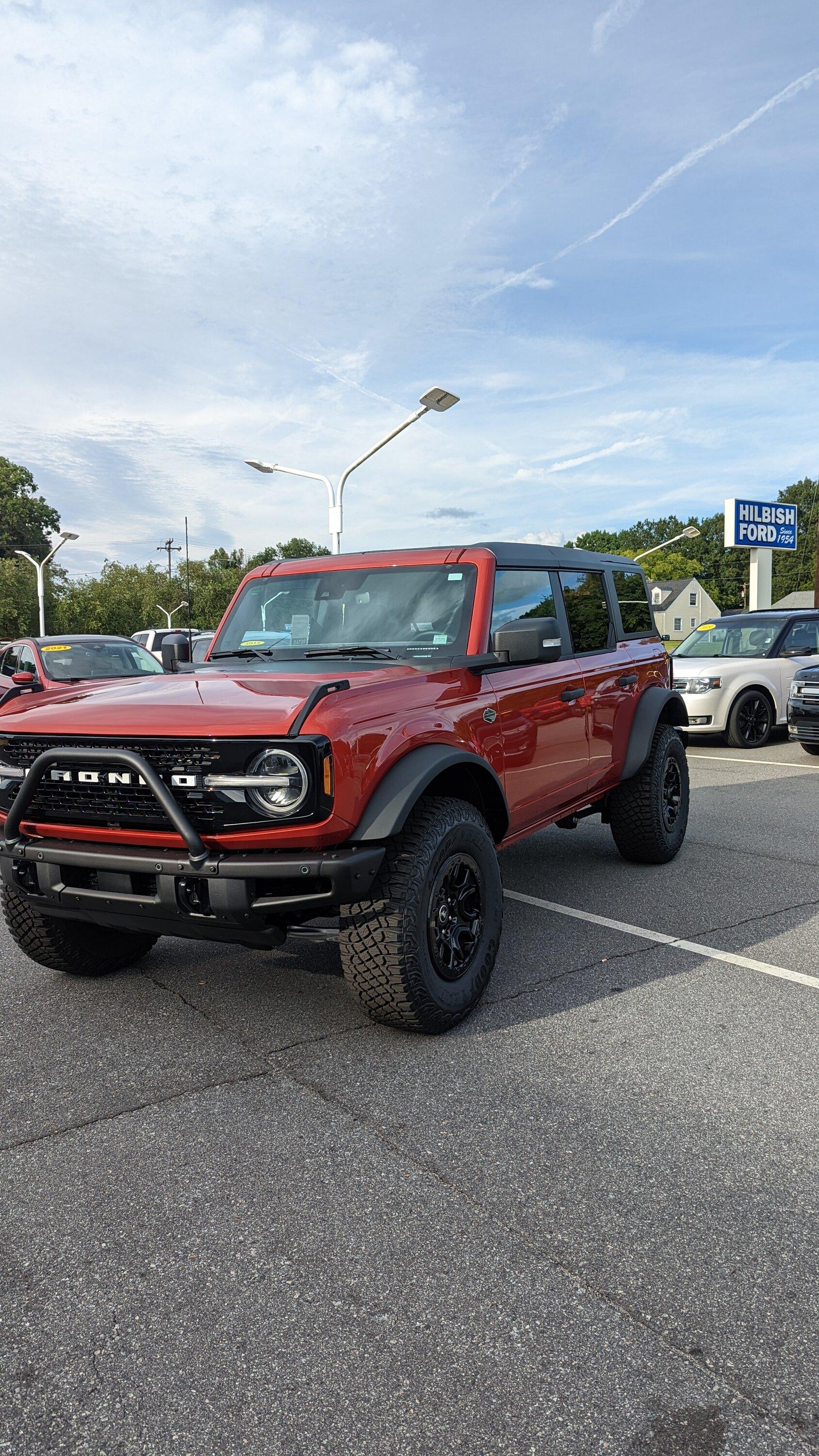 Jeep Gladiator Parked close to a new Bronco today. PXL_20220911_214732554.MP