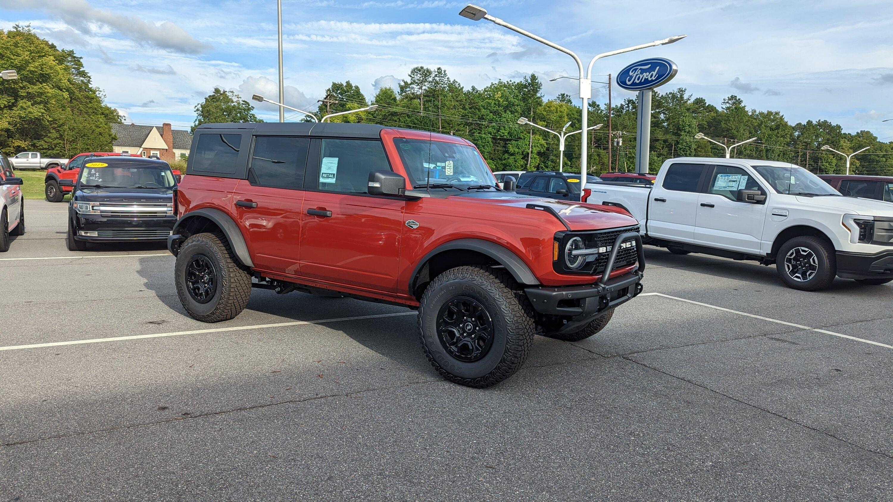 Jeep Gladiator Parked close to a new Bronco today. PXL_20220911_214747911.MP