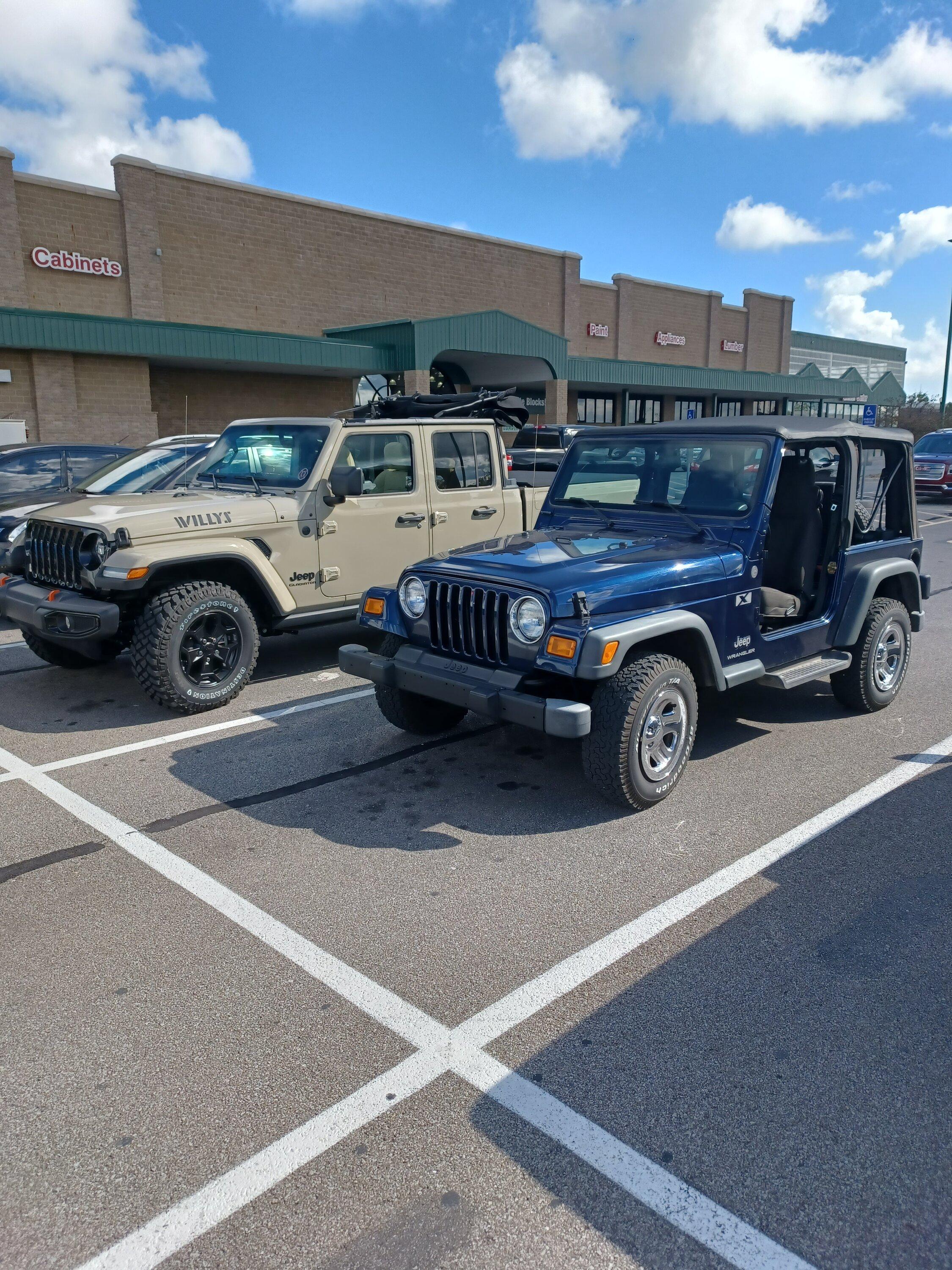 Jeep Gladiator Jeeps Parking Next To Jeeps 20220908_104130
