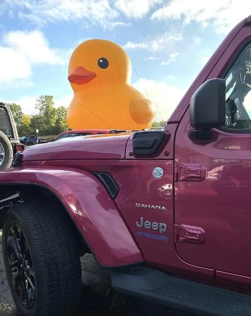 Jeep Gladiator Jeep Featuring World’s Largest Duck and Giving Out Free Rubber Ducks at Detroit Auto Show screen-shot-2022-09-12-at-8-27-00-am-jpg