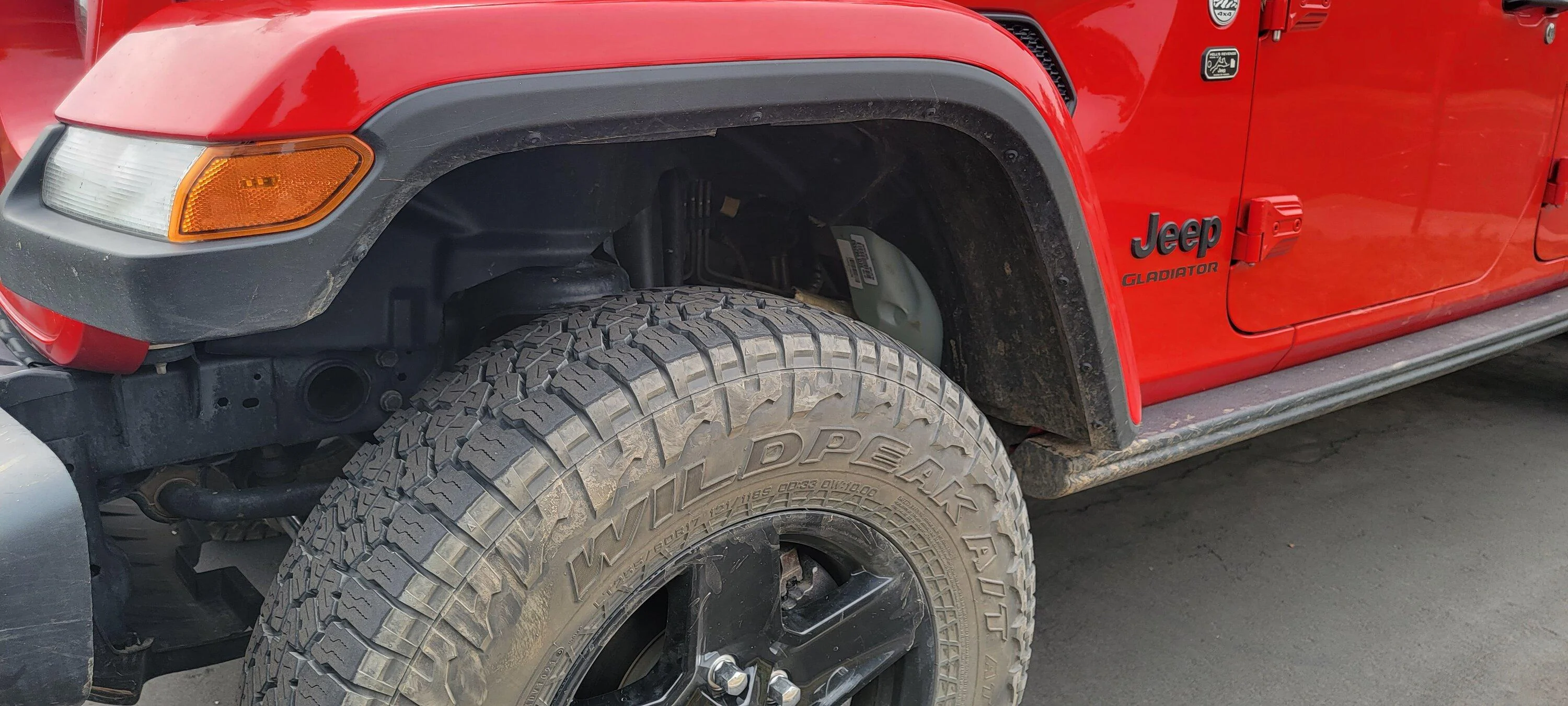 Jeep Gladiator Fender liner does not like strong headwinds. 20220912_114532