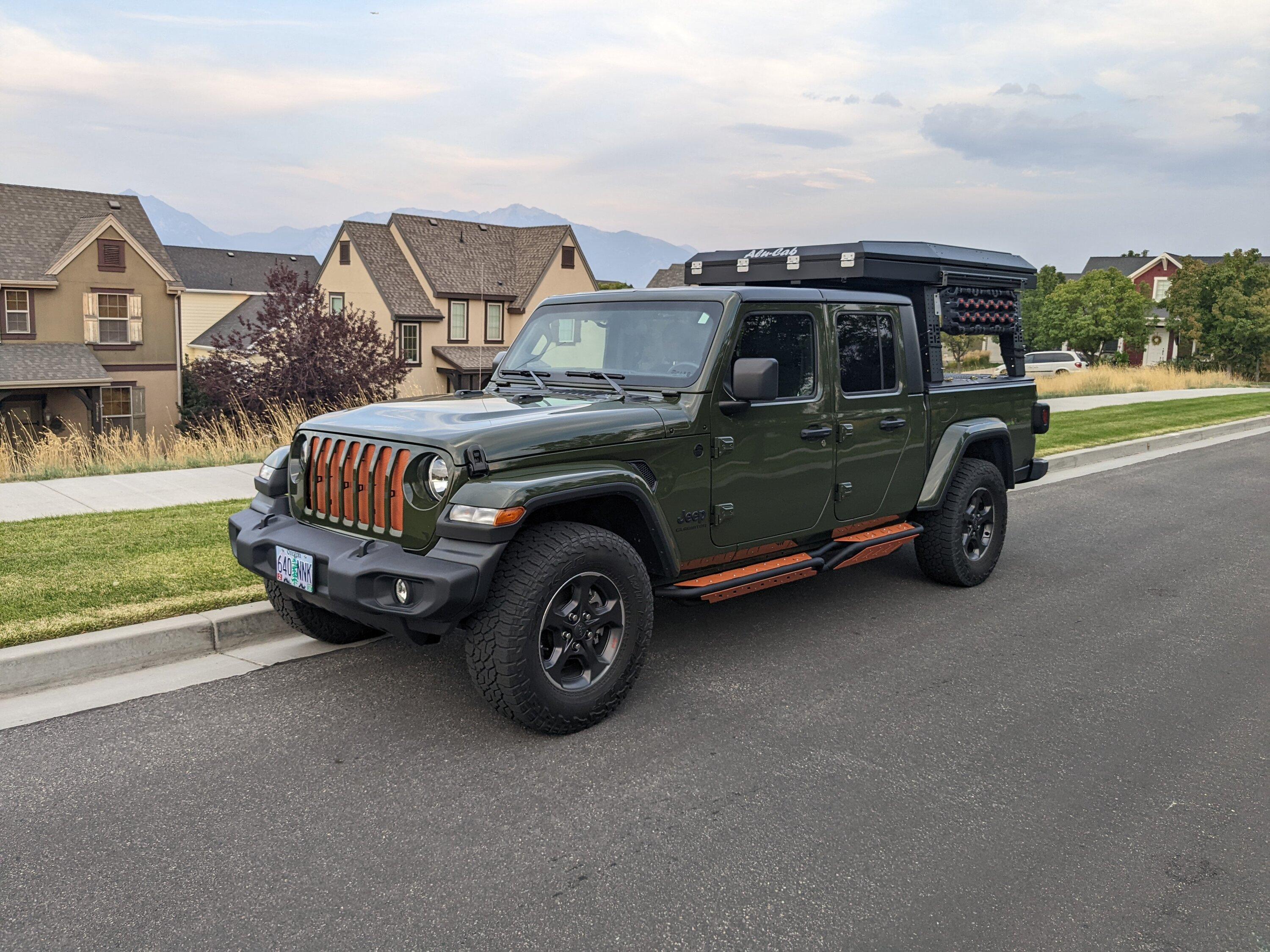 Jeep Gladiator 2022 Gladiator Sport S Sarge Green with Alu-Cab 3.1 Tent PXL_20220913_011229905