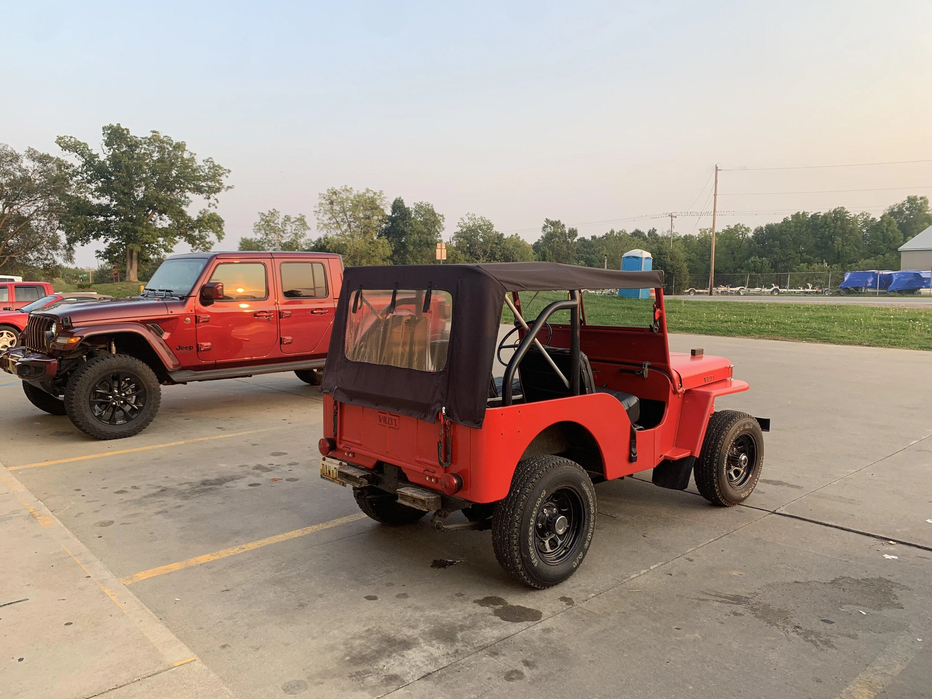Jeep Gladiator Jeeps Parking Next To Jeeps F5721196-0D82-45BA-9E99-DABE5C4B8862