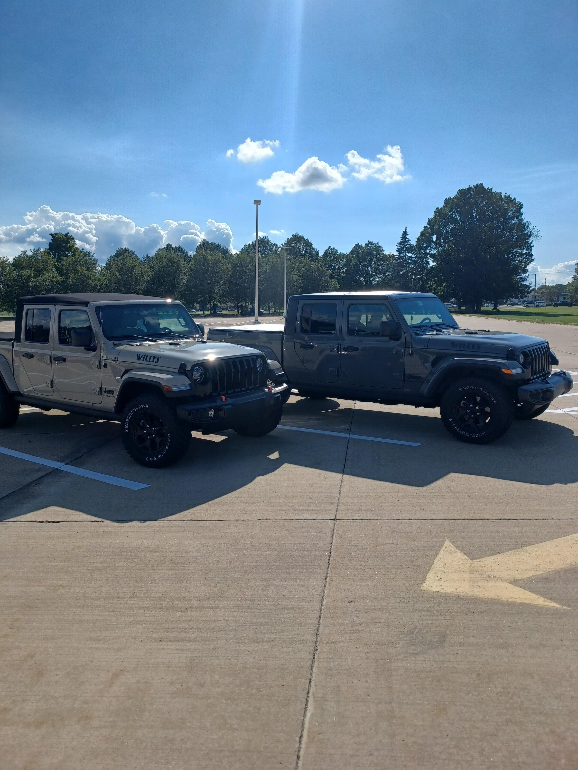 Jeep Gladiator Jeeps Parking Next To Jeeps 20220913_161358