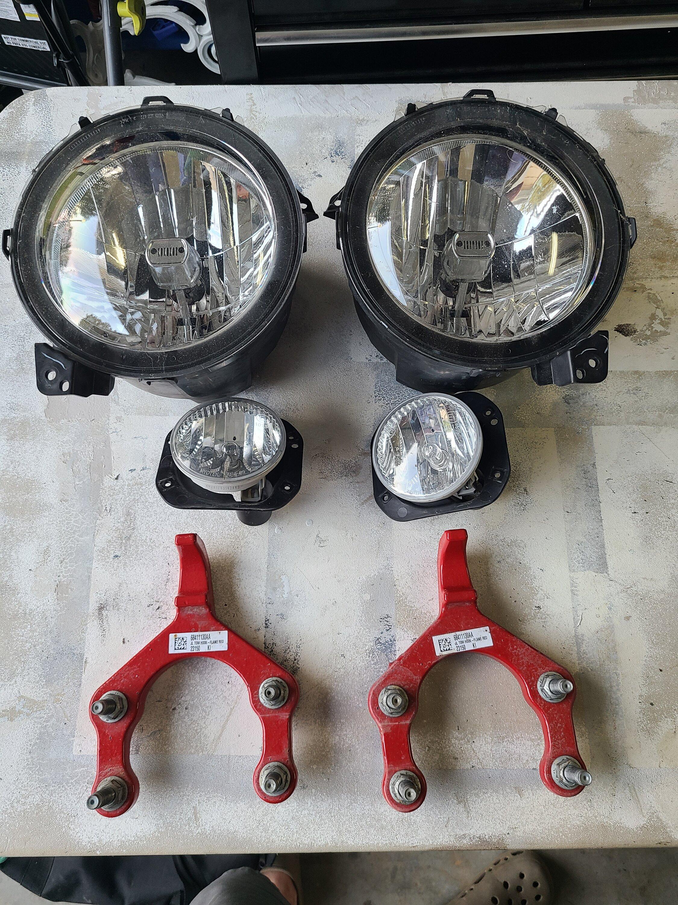 Jeep Gladiator Halogen Lights, Rubicon tow hooks and overland bumper 20220917_180758