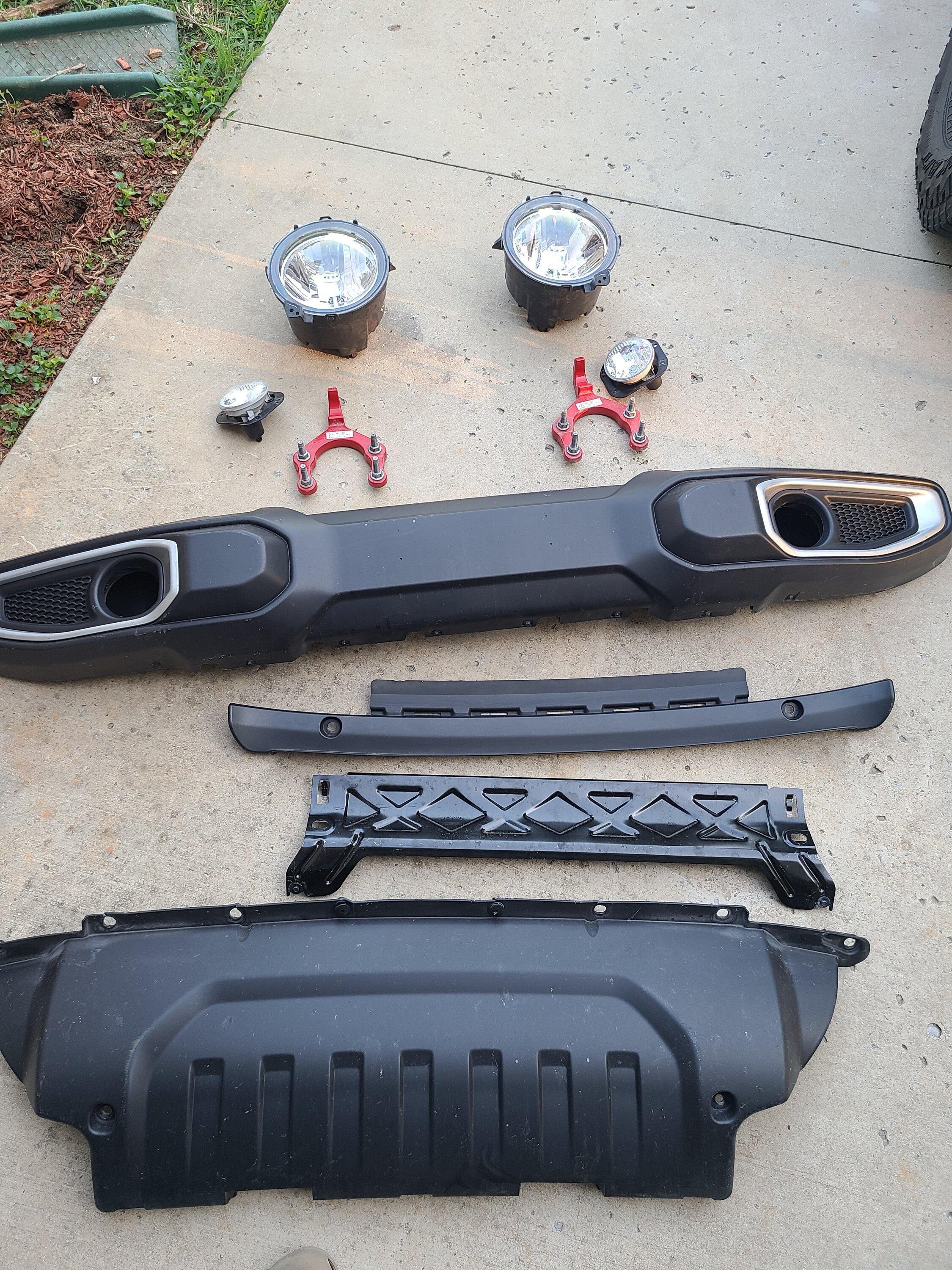 Jeep Gladiator Halogen Lights, Rubicon tow hooks and overland bumper 20220917_180536