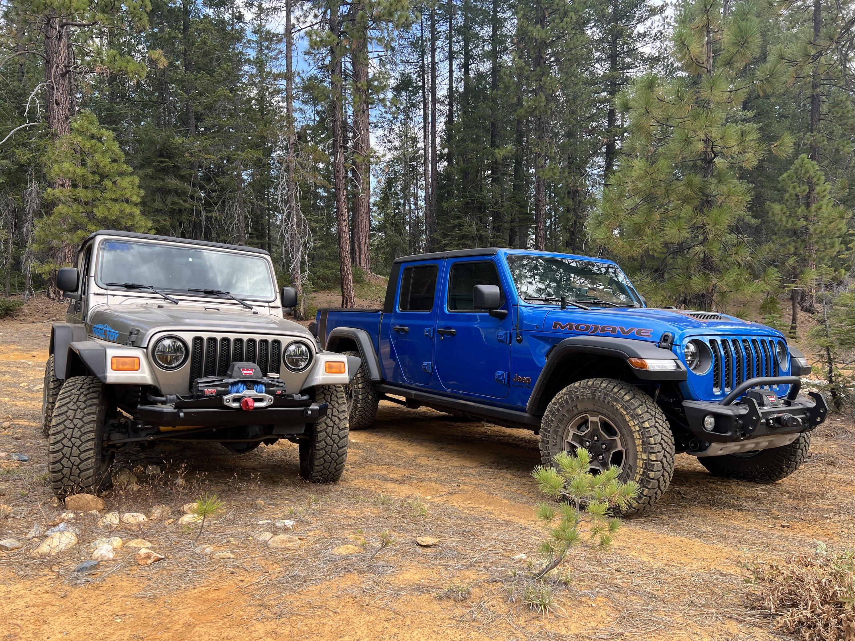 Jeep Gladiator Jeeps Parking Next To Jeeps E35A2554-0D1F-4768-8103-2594130A7ABA