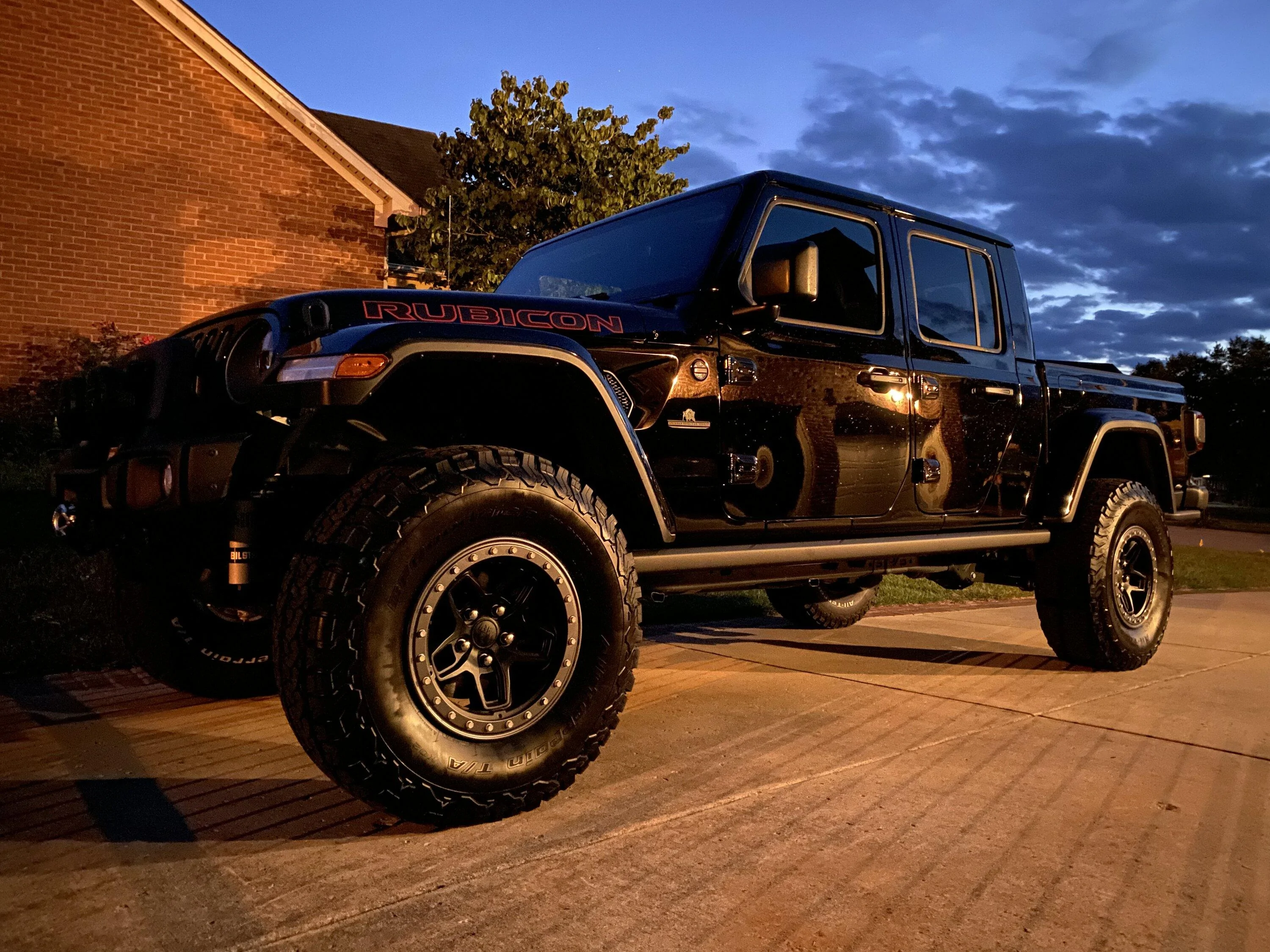 Jeep Gladiator BLACK Gladiator JT Club 32C97A55-7884-47DE-83AD-27FF84E43922
