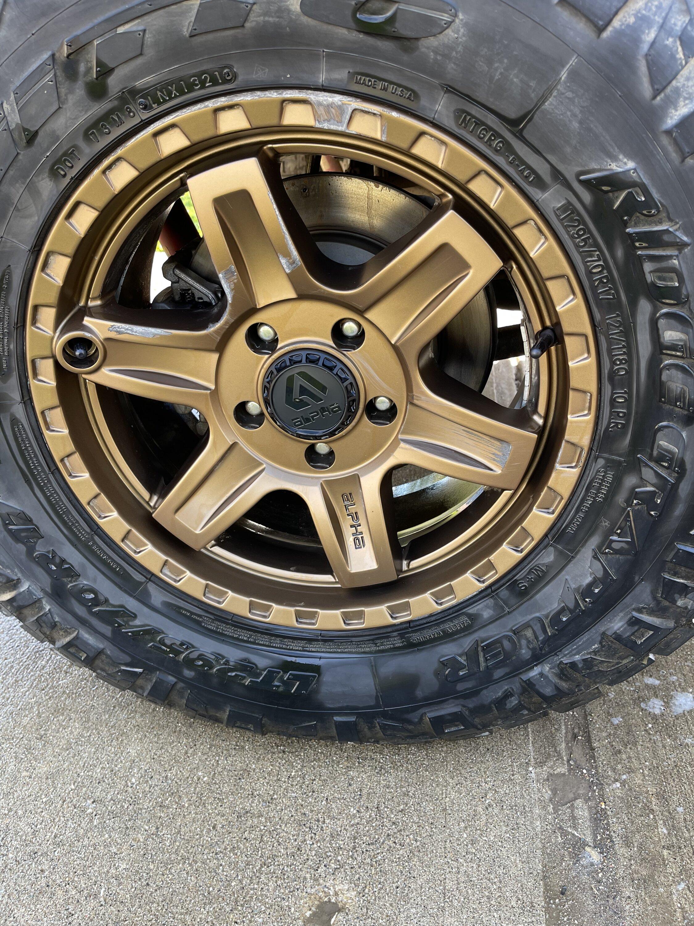 Jeep Gladiator Bronze wheels 82AC9B74-EB83-46D0-B993-E035BE0F6B1A