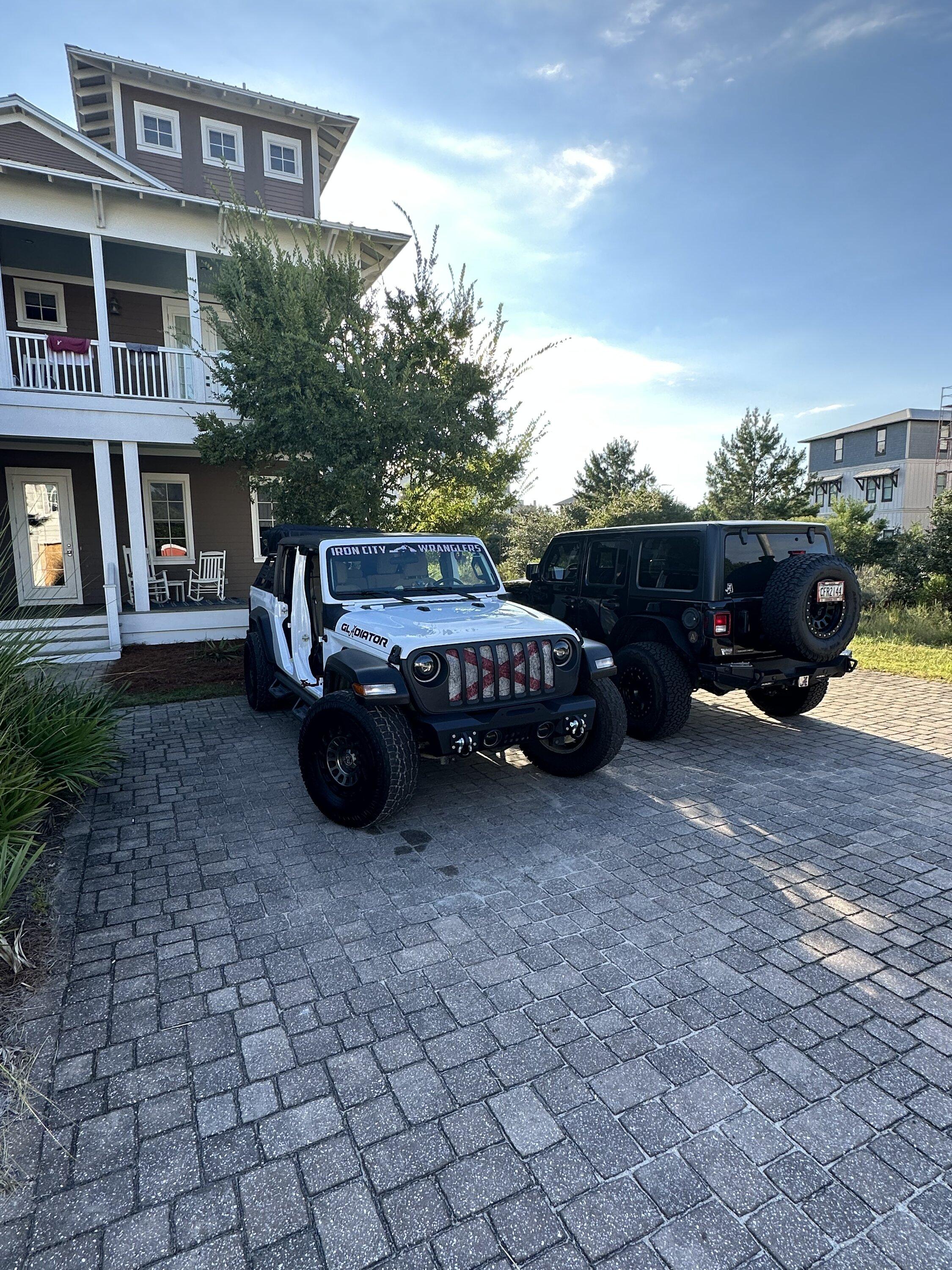 Jeep Gladiator Jeeps Parking Next To Jeeps 5C6D98C4-3A97-431A-A61D-7CB708939231