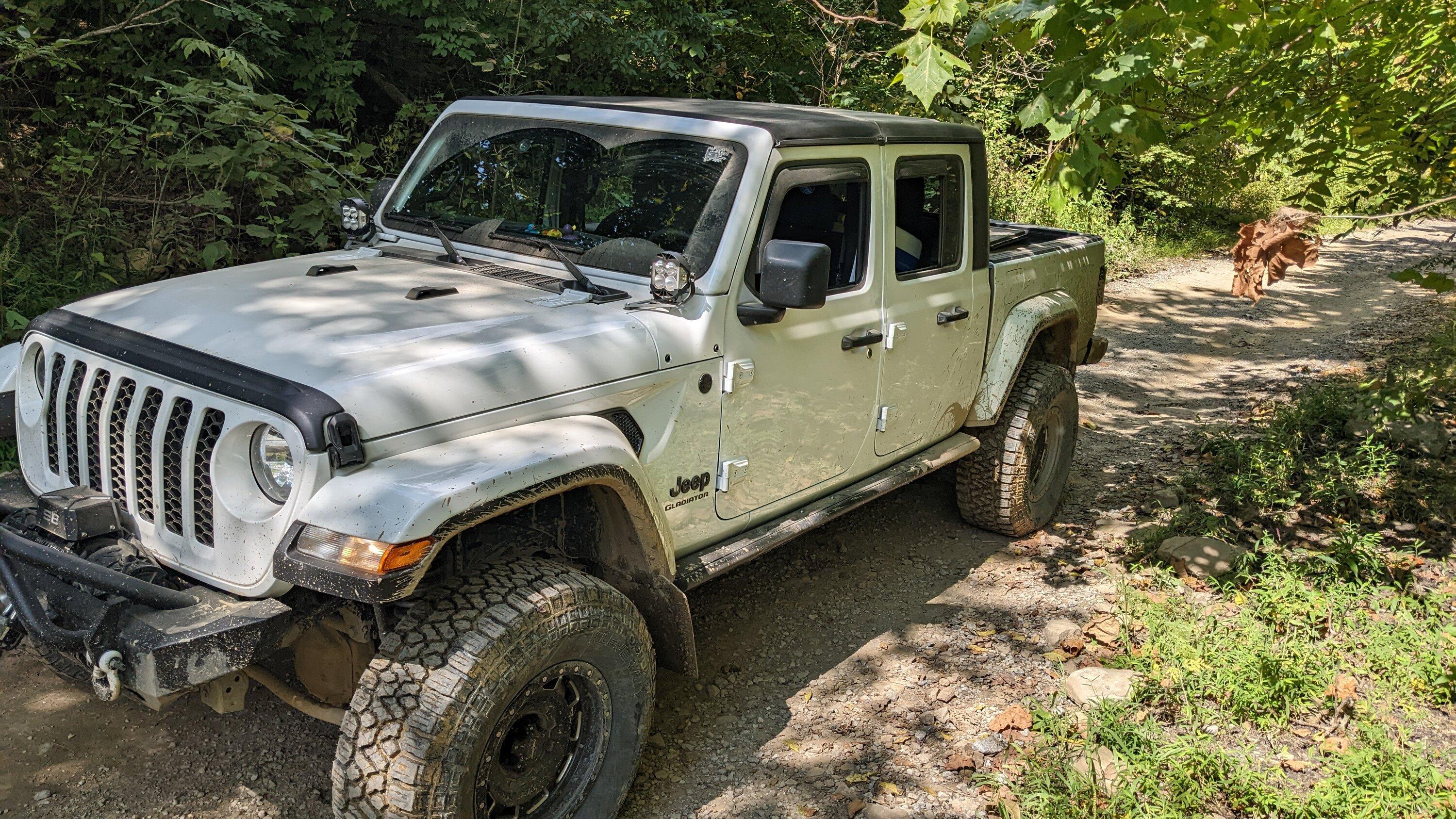 Jeep Gladiator BRIGHT WHITE Gladiator JT Club DirtyWindrockSideview