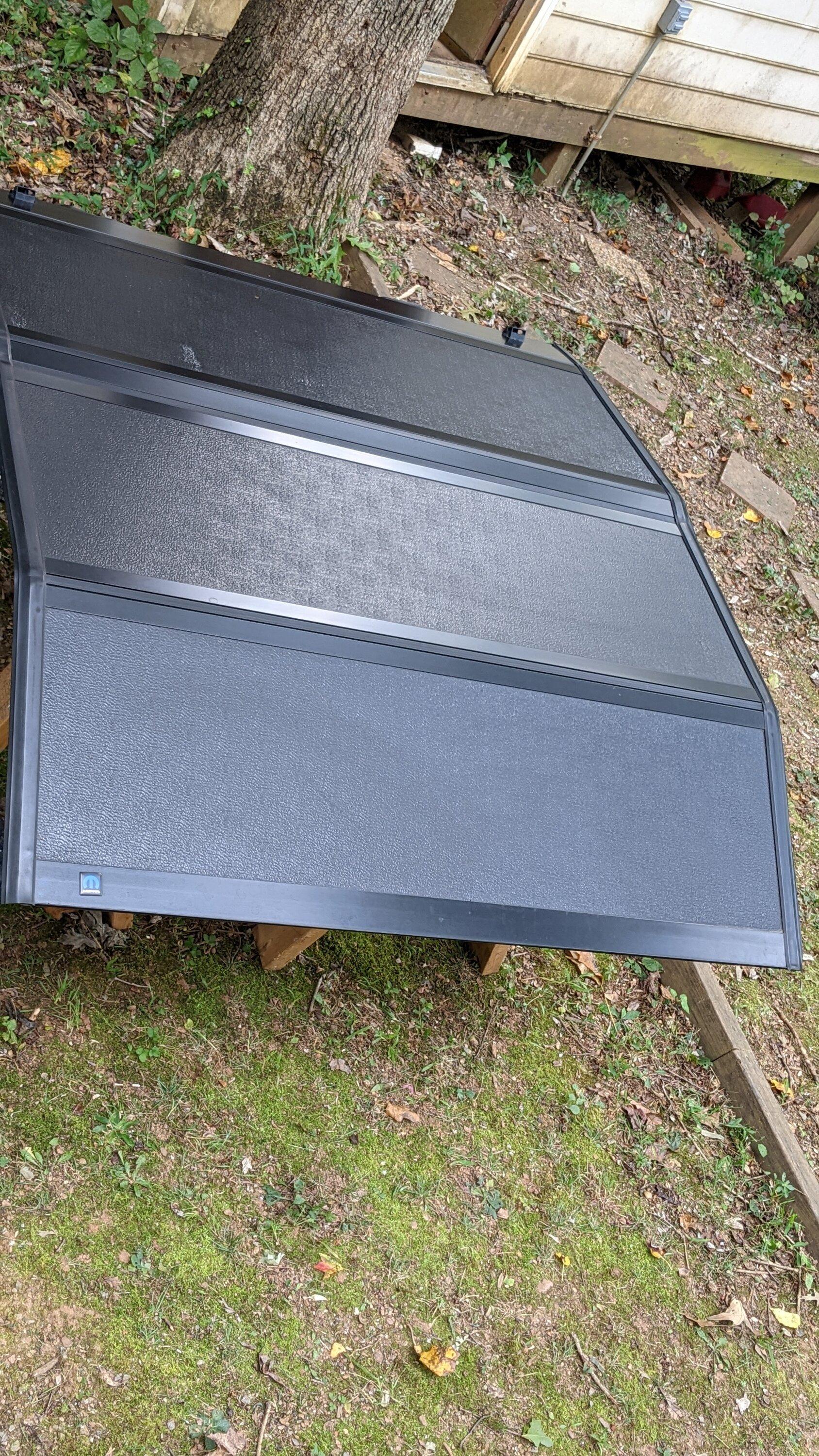 Jeep Gladiator Mopar Tri-Fold Hard Cover $250 PXL_20220925_210253109