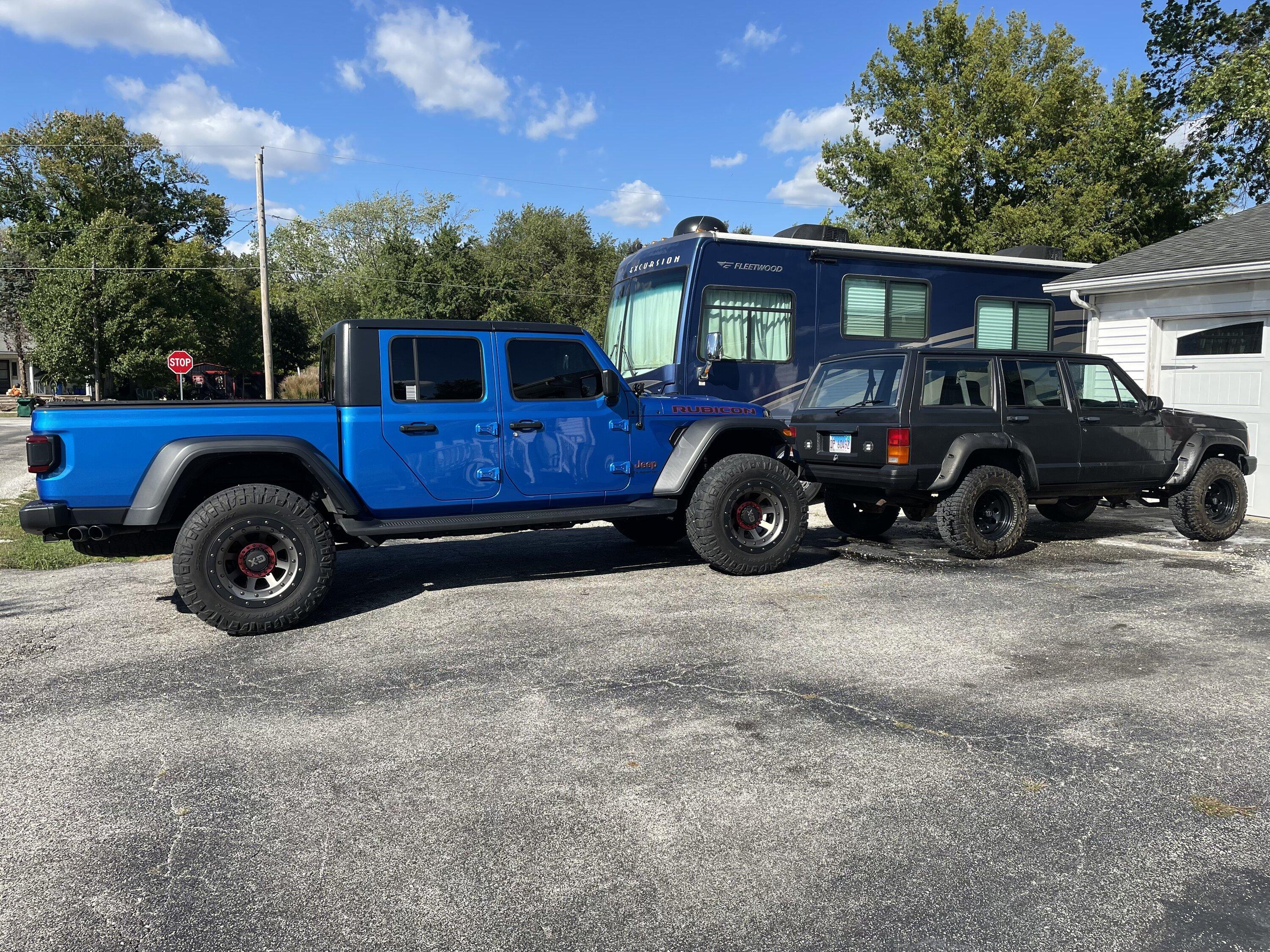 Jeep Gladiator Jeeps Parking Next To Jeeps 0E457DD7-1E30-4A9B-9015-E02F39CF6DC7