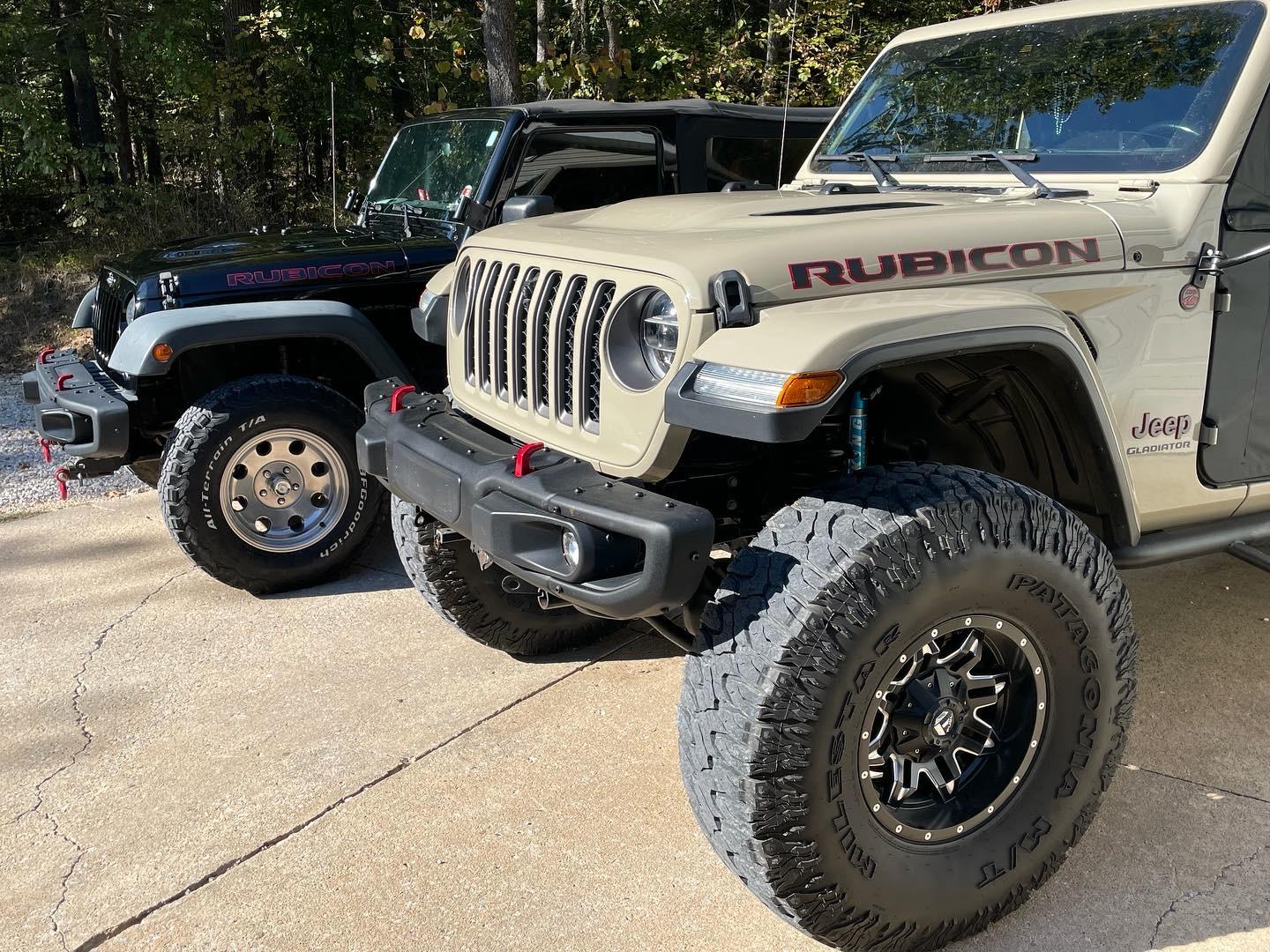Jeep Gladiator Jeeps Parking Next To Jeeps FEA13258-58E7-4174-AD34-4F097E522335