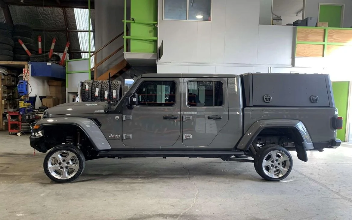 Jeep Gladiator Lifted, new windscreen and problems resetting adaptive cruise control Jeep 1