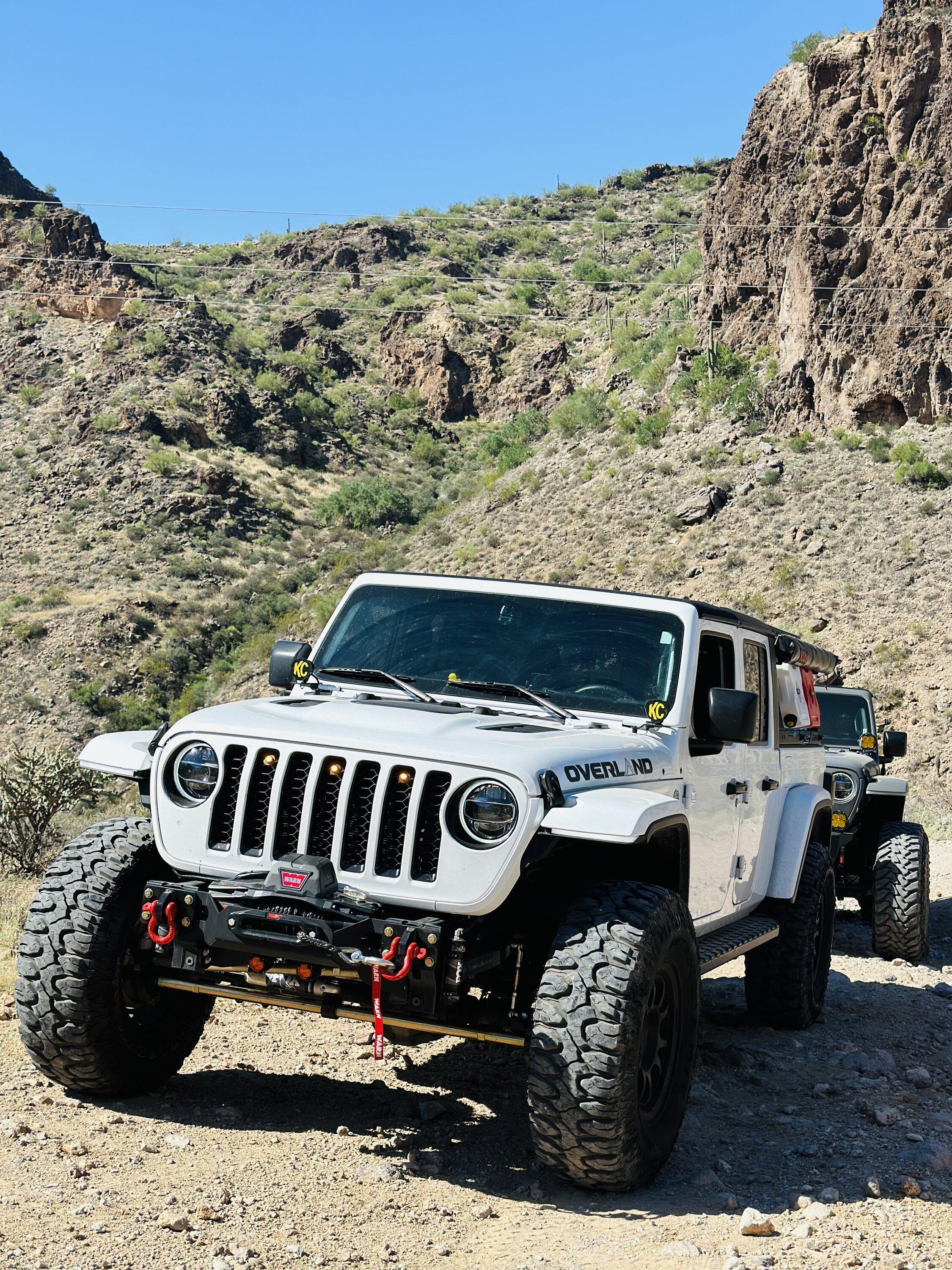 Jeep Gladiator BRIGHT WHITE Gladiator JT Club 10FF2C9D-14E7-41F5-89C4-F120F3A4570D