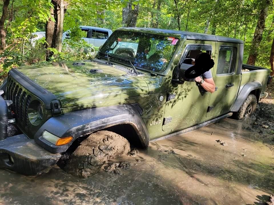 Jeep Gladiator What did you WINCH with your Gladiator today? Snapchat-405136107