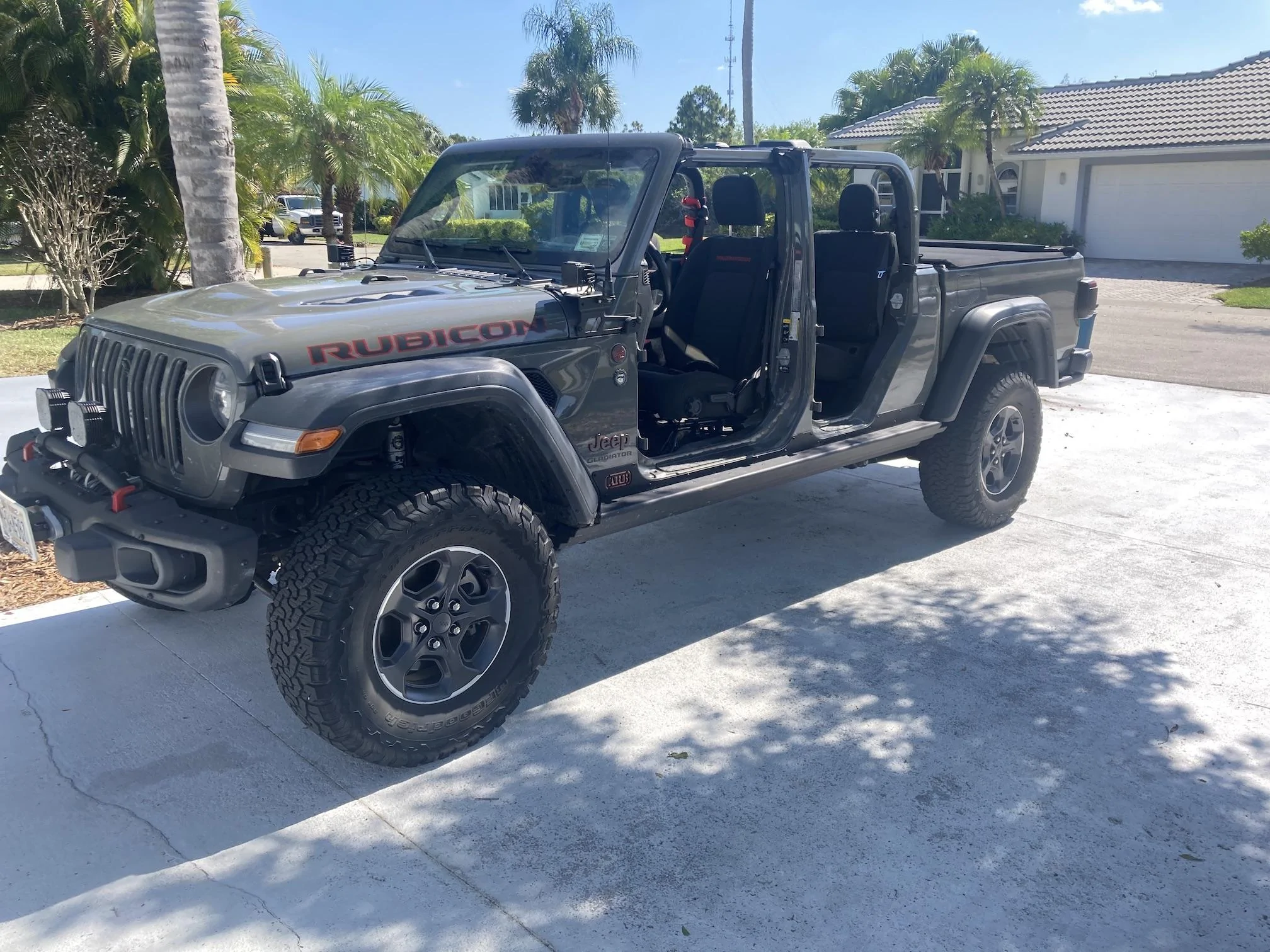 Jeep Gladiator Show me pictures of rocksliders that works as a running board. IMG_1847