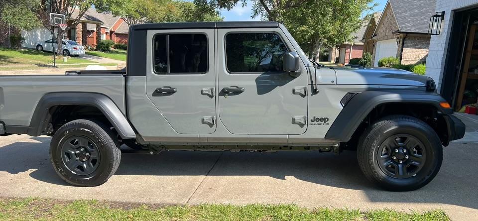 Jeep Gladiator Price Drop! OEM / Factory / Stock Jeep Gladiator Sport Black 17" Wheels and 245/75R17 Tires F1DE016C-59FD-400C-AEF8-52C5AC913051