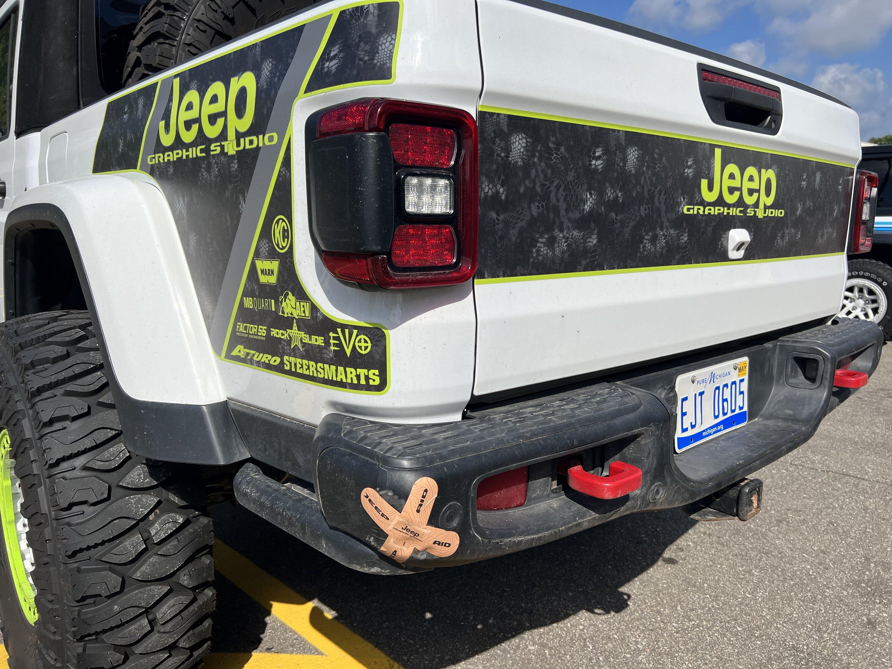 Jeep Gladiator Jeep Graphic Studio CE2643A3-CA7F-4F3F-996A-15494ED380B6