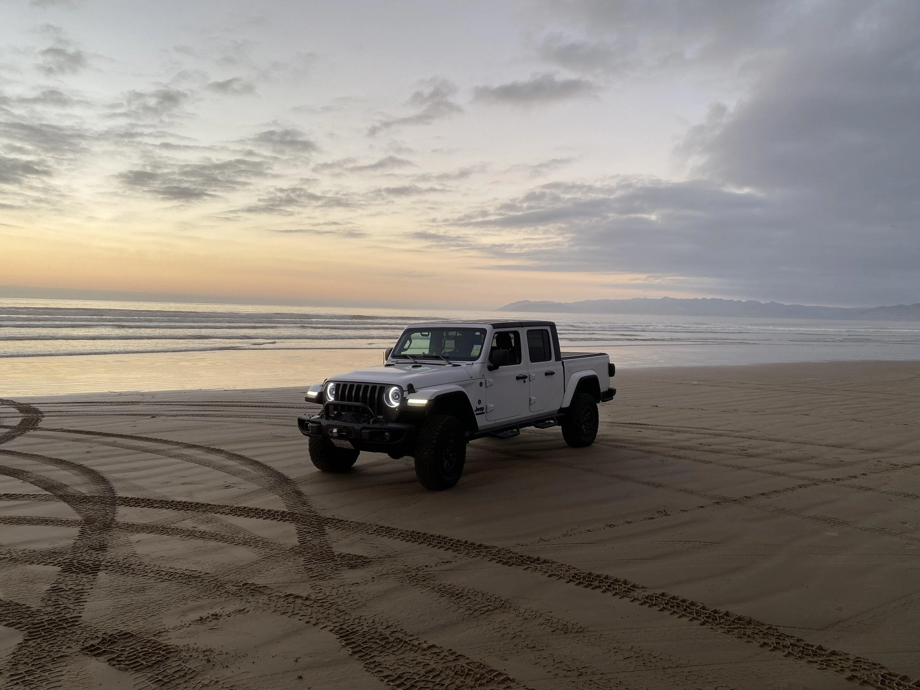 Jeep Gladiator Gladiator Glamour Shots 36B8CAEB-7E1B-44B2-AC81-403AF61ED84E