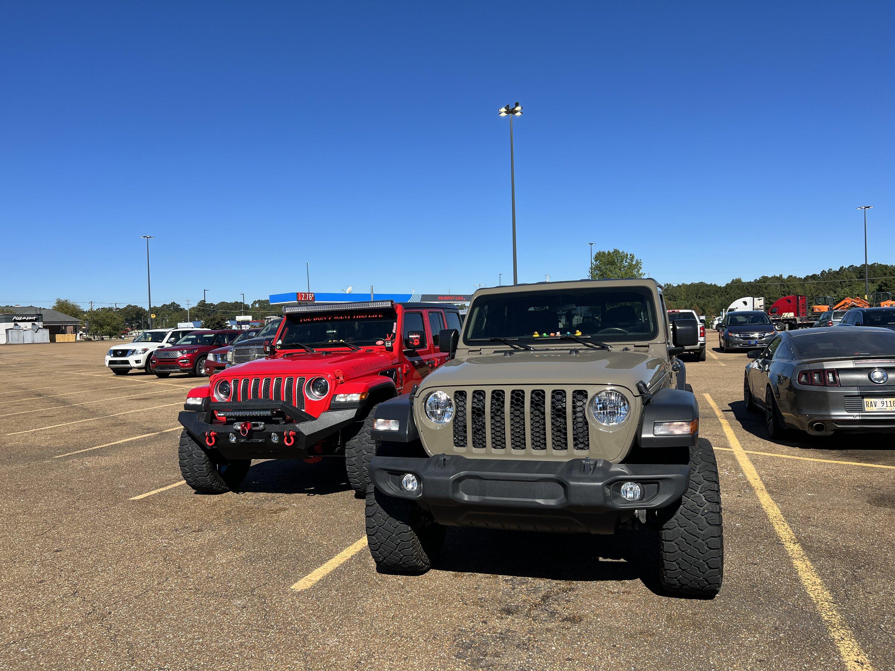 Jeep Gladiator Jeeps Parking Next To Jeeps B0609970-6BC2-4B24-BD54-BD5233F460E2