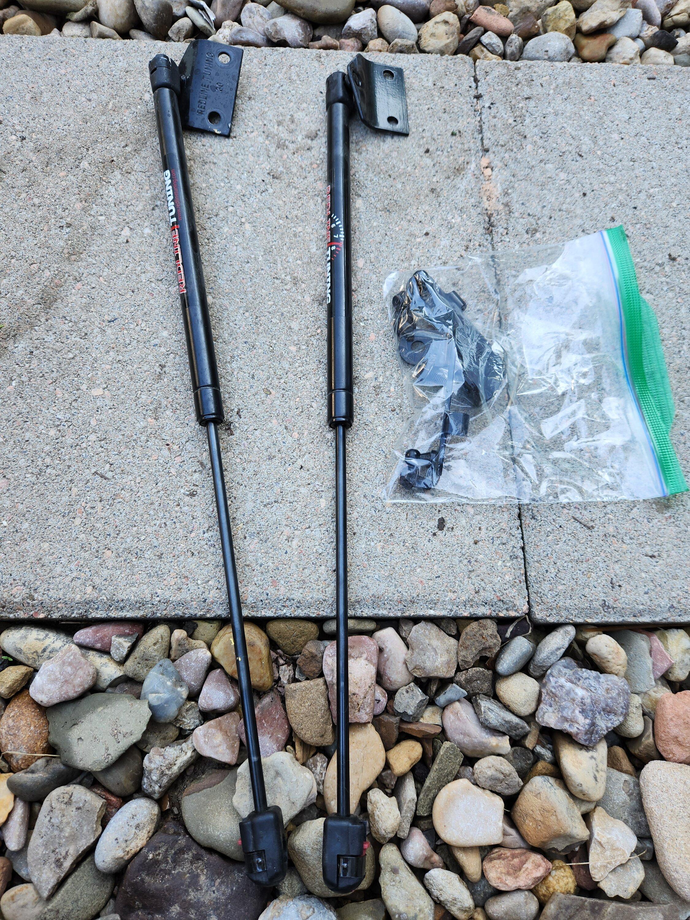 Jeep Gladiator Redline hood struts for Mojave. 20221008_091244