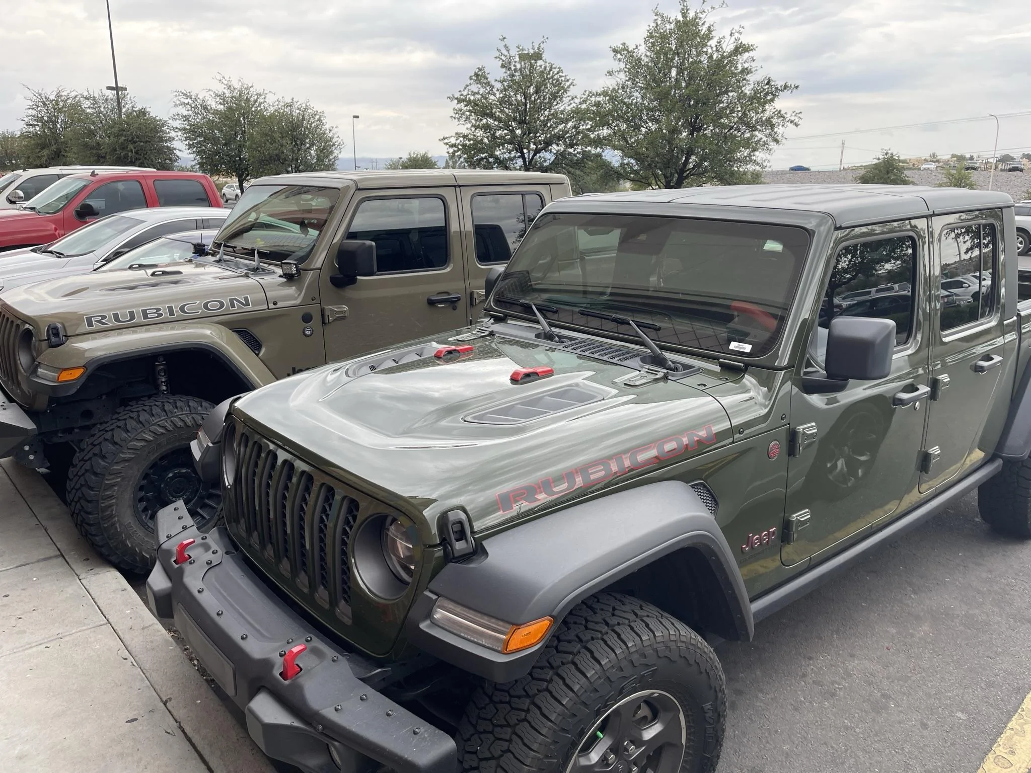 Jeep Gladiator Jeeps Parking Next To Jeeps F8B1AD6F-7303-4126-8566-BAA02EEA0E22