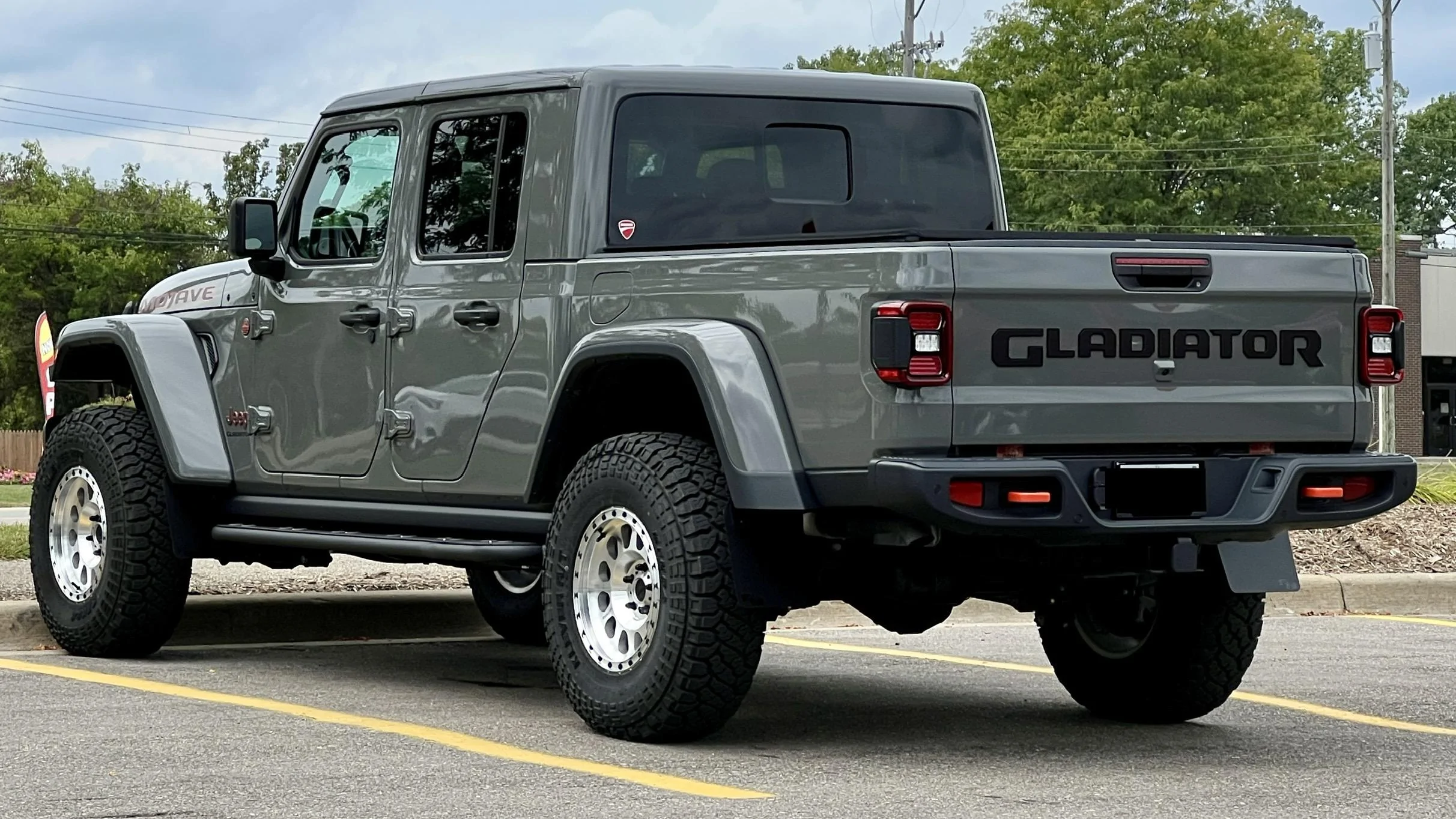 Jeep Gladiator Show me pictures of rocksliders that works as a running board. 09F50586-F1CA-4ABB-A98E-63BB53EA670A