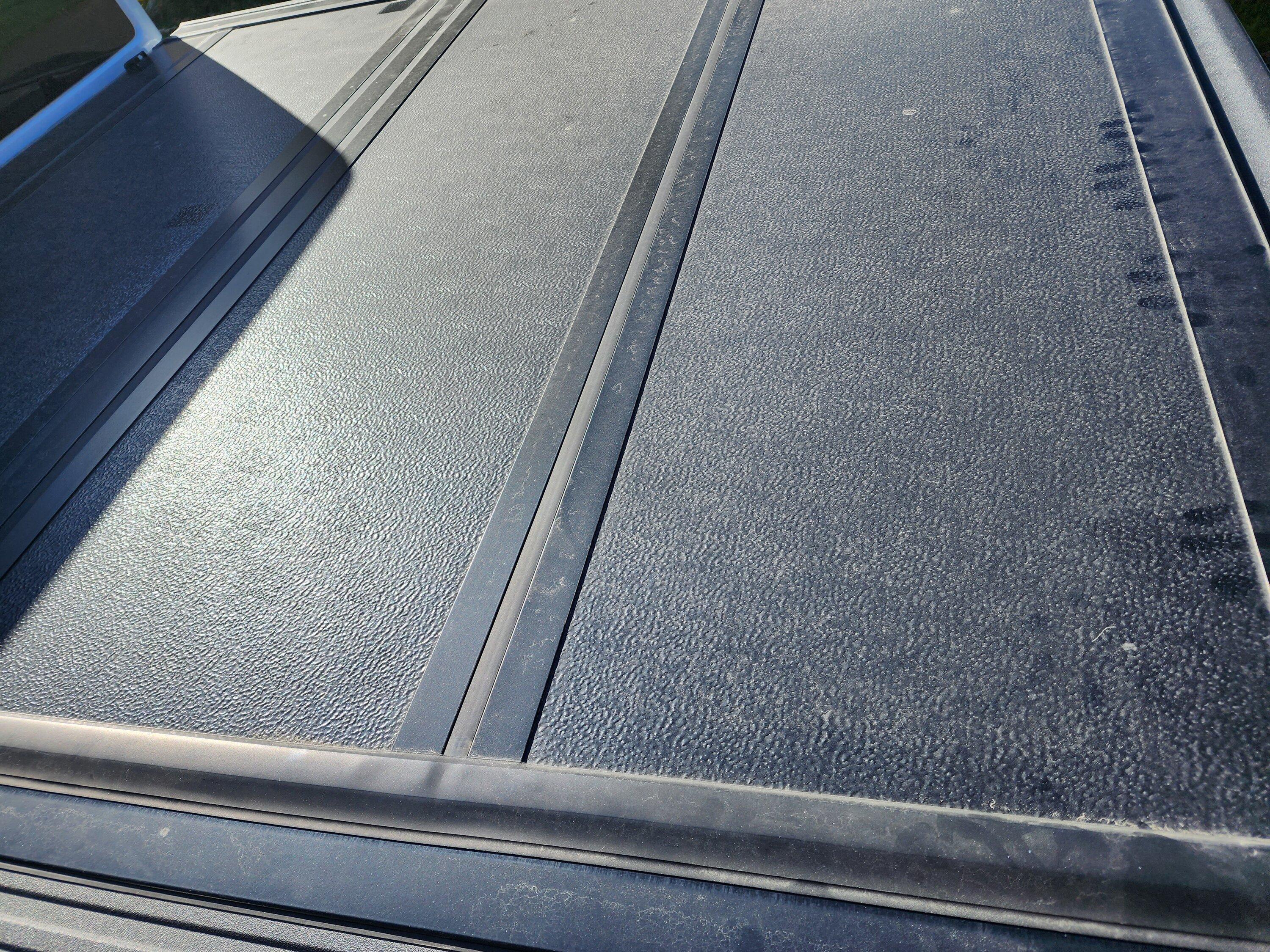 Jeep Gladiator Mopar Tri-fold Hard tonneau cover, take-off 2022-10-08 10.29.01