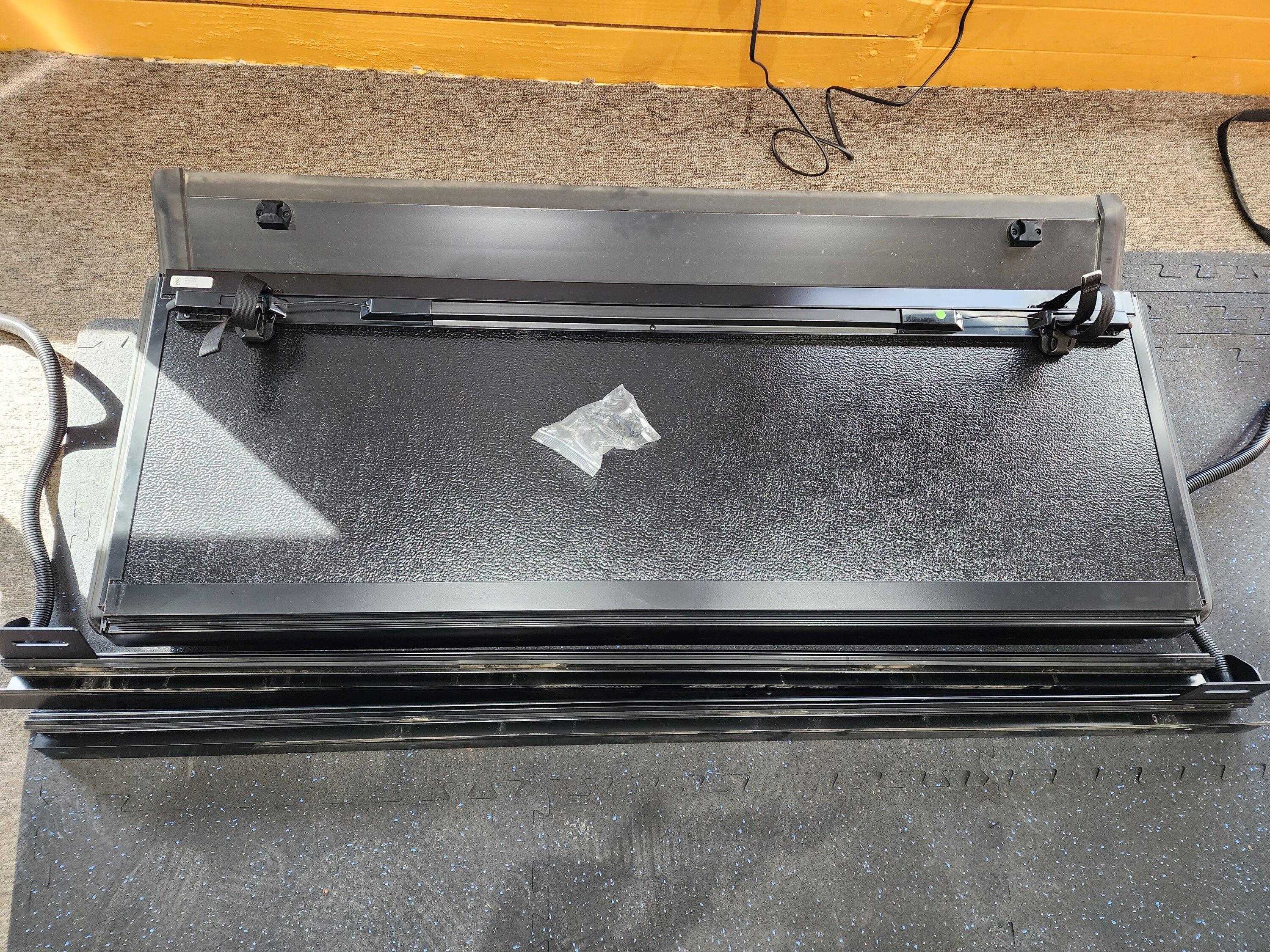 Jeep Gladiator Mopar Tri-fold Hard tonneau cover, take-off 2022-10-09 15.33.12