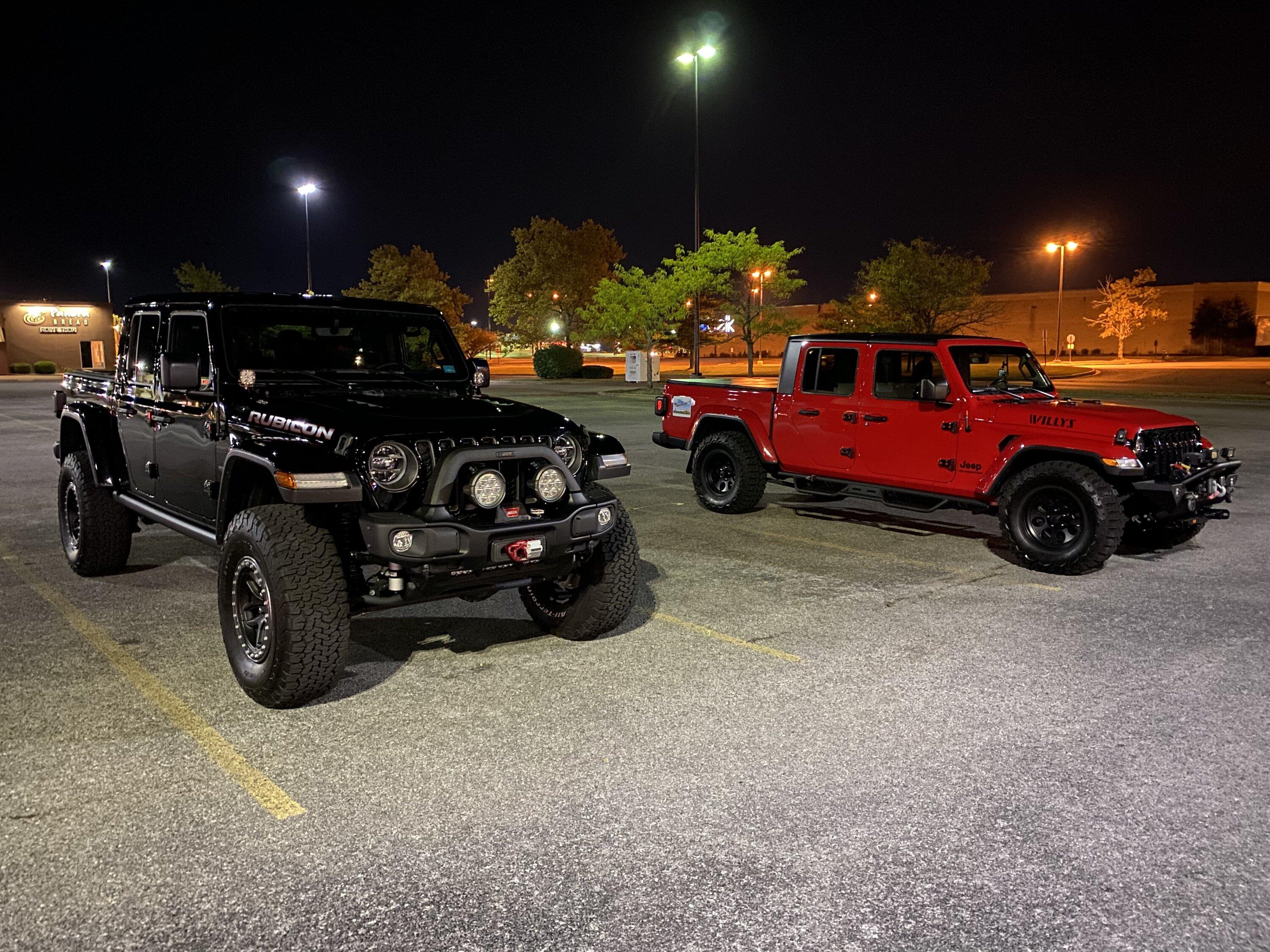 Jeep Gladiator Jeeps Parking Next To Jeeps C3017256-4BA5-473F-9AE4-65E1D8465B59