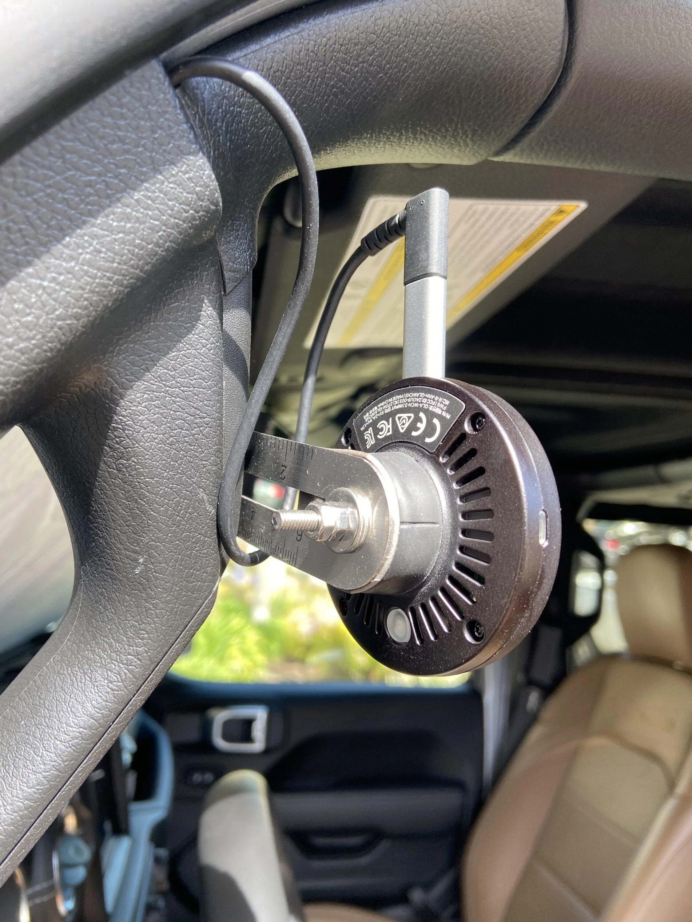 Jeep Gladiator Behind Dash USB Media Split 7F106B37-EAF3-48BE-B883-12EEF79ADD00