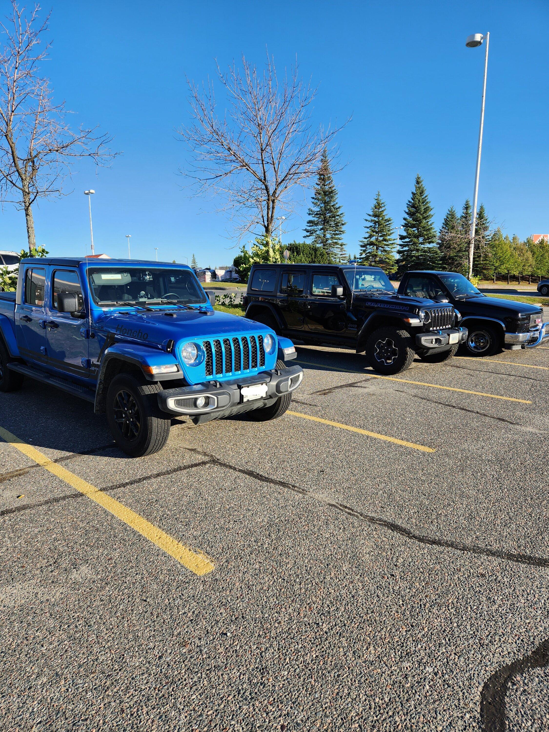 Jeep Gladiator Jeeps Parking Next To Jeeps Inked20220930_172737_LI