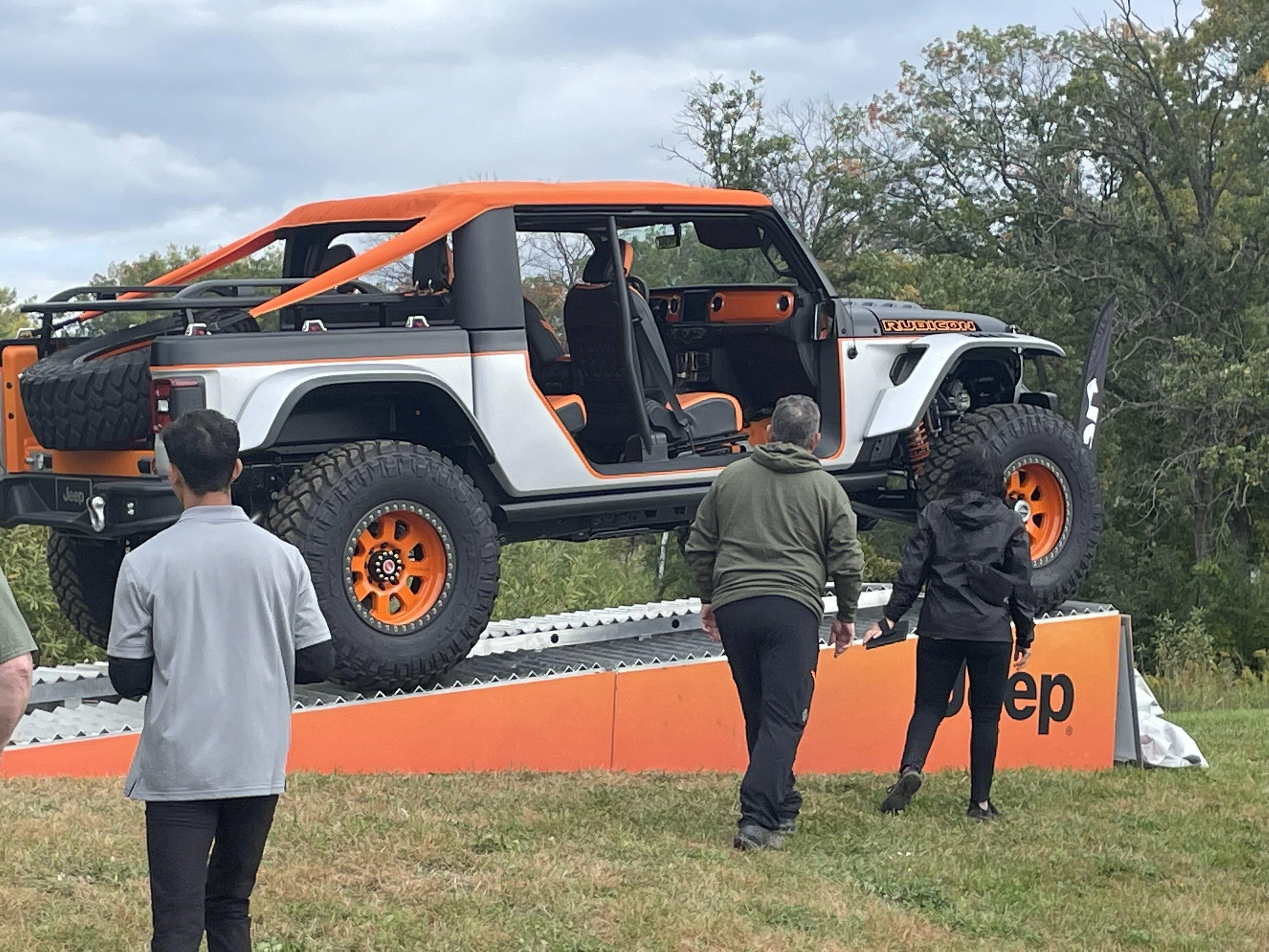 Jeep Gladiator ⚡️ Mopar Teases New Jeep and RAM Concepts Ahead of 2022 SEMA Debut BBBBA5E2-126B-42EA-A1EA-706F55BE89ED