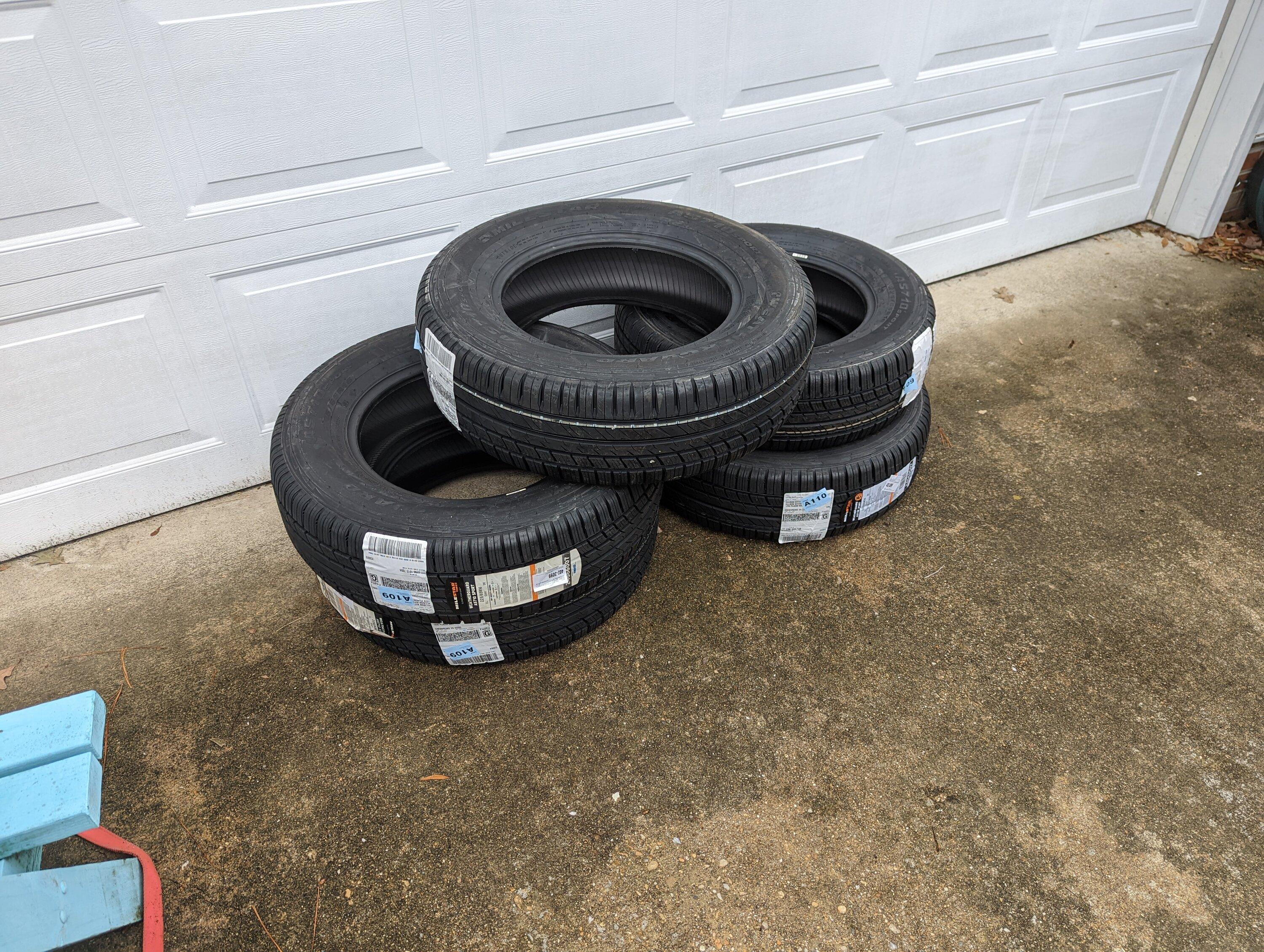 Jeep Gladiator 37x12.50 17 AT/R Milestar Patagonia $121 at wallyworld PXL_20221013_180200544