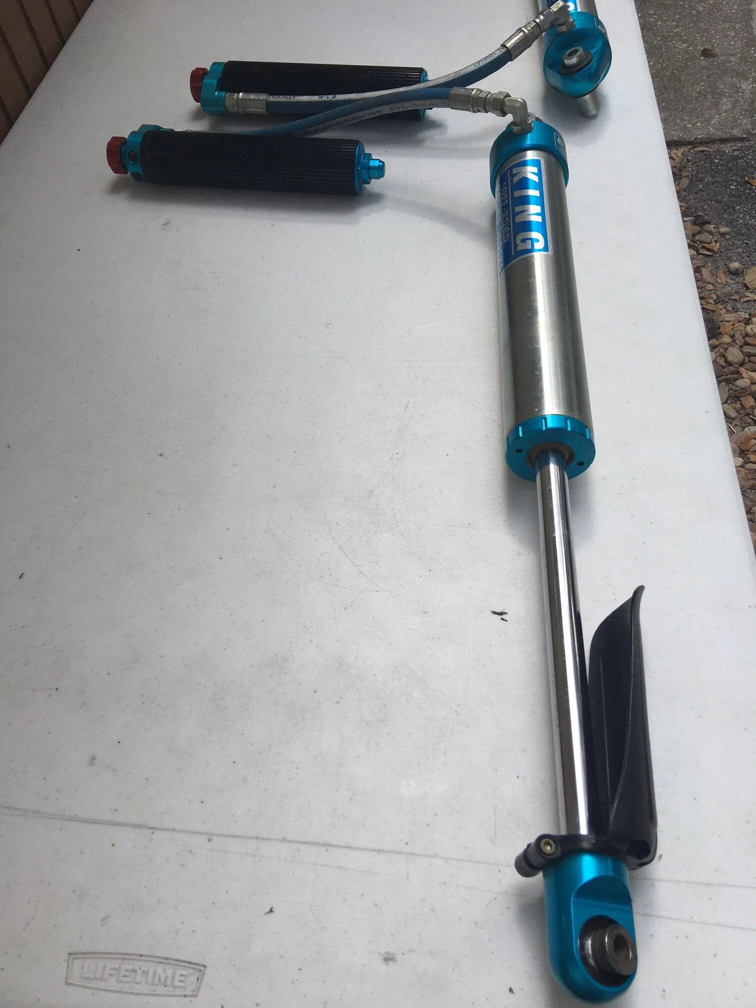 Jeep Gladiator KING SHOCKS 2.5 PERFORMANCE SERIES FRONT SHOCKS W/ADJUSTER 3-5IN LIFT IMG_2139